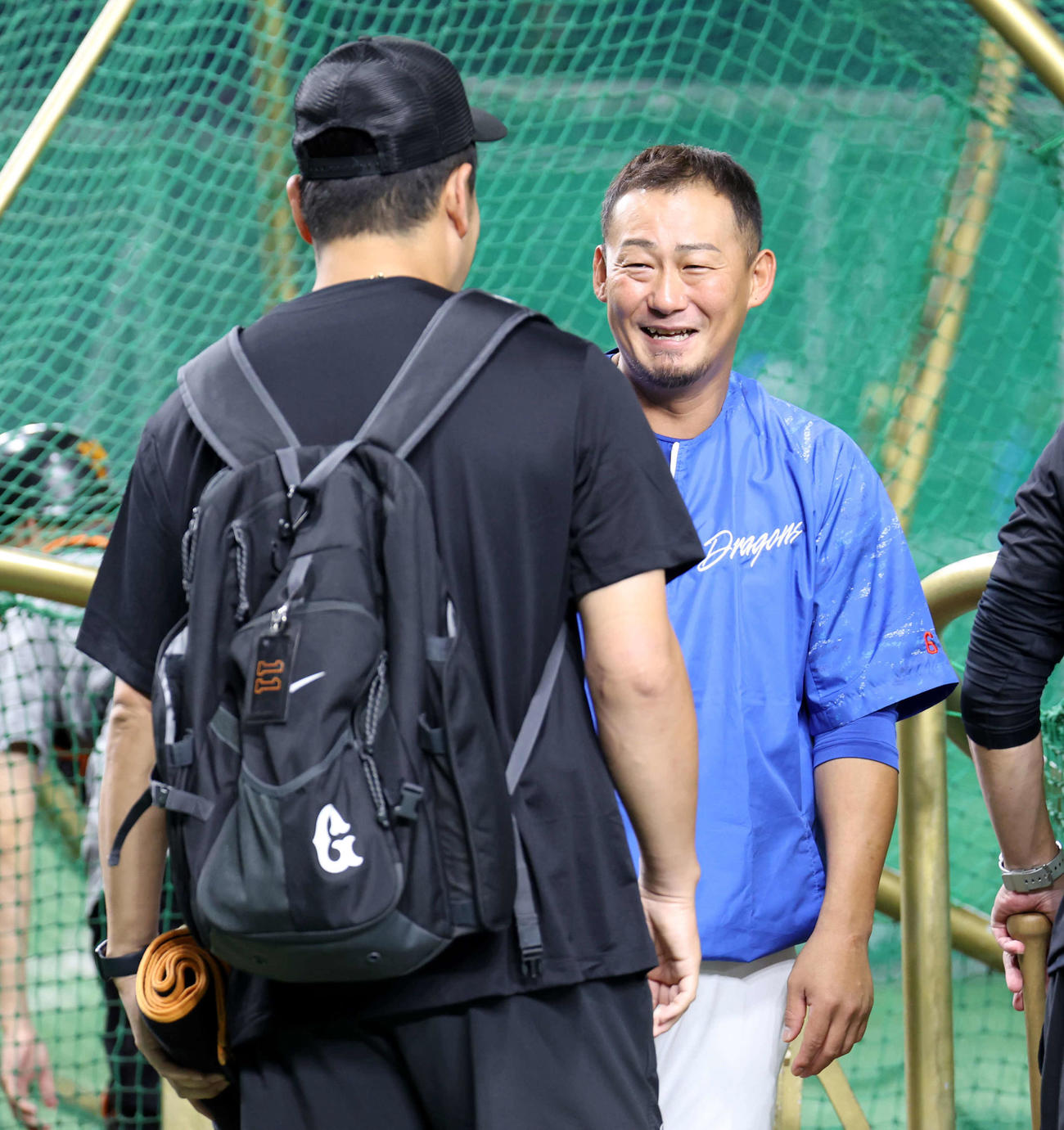 巨人対中日　中日中田（右）は巨人田中将と笑顔で話す（撮影・浅見桂子）
