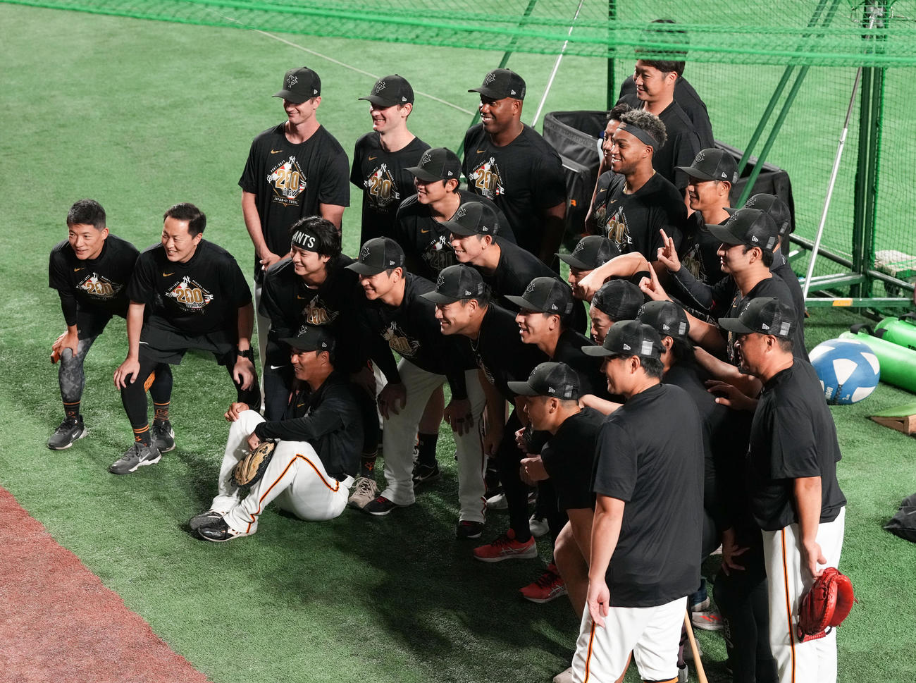 巨人対中日　日米通算200勝の記念Tシャツを着て投手陣と記念撮影に納まる巨人田中将（前列中央）（撮影・鈴木みどり）