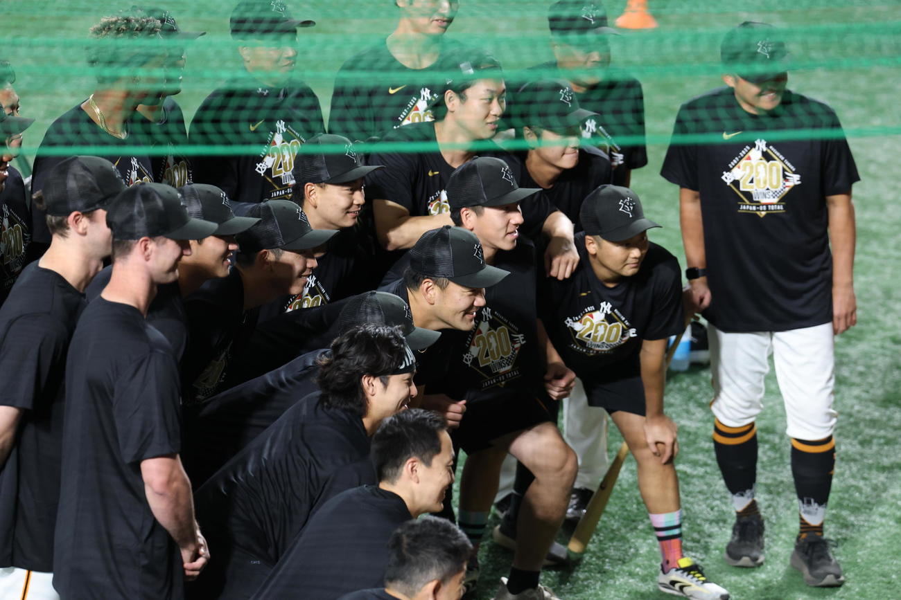 巨人対中日　試合前、日米200勝の記念Tシャツを着た投手陣と記念撮影する巨人田中将(中央)(撮影・浅見桂子)