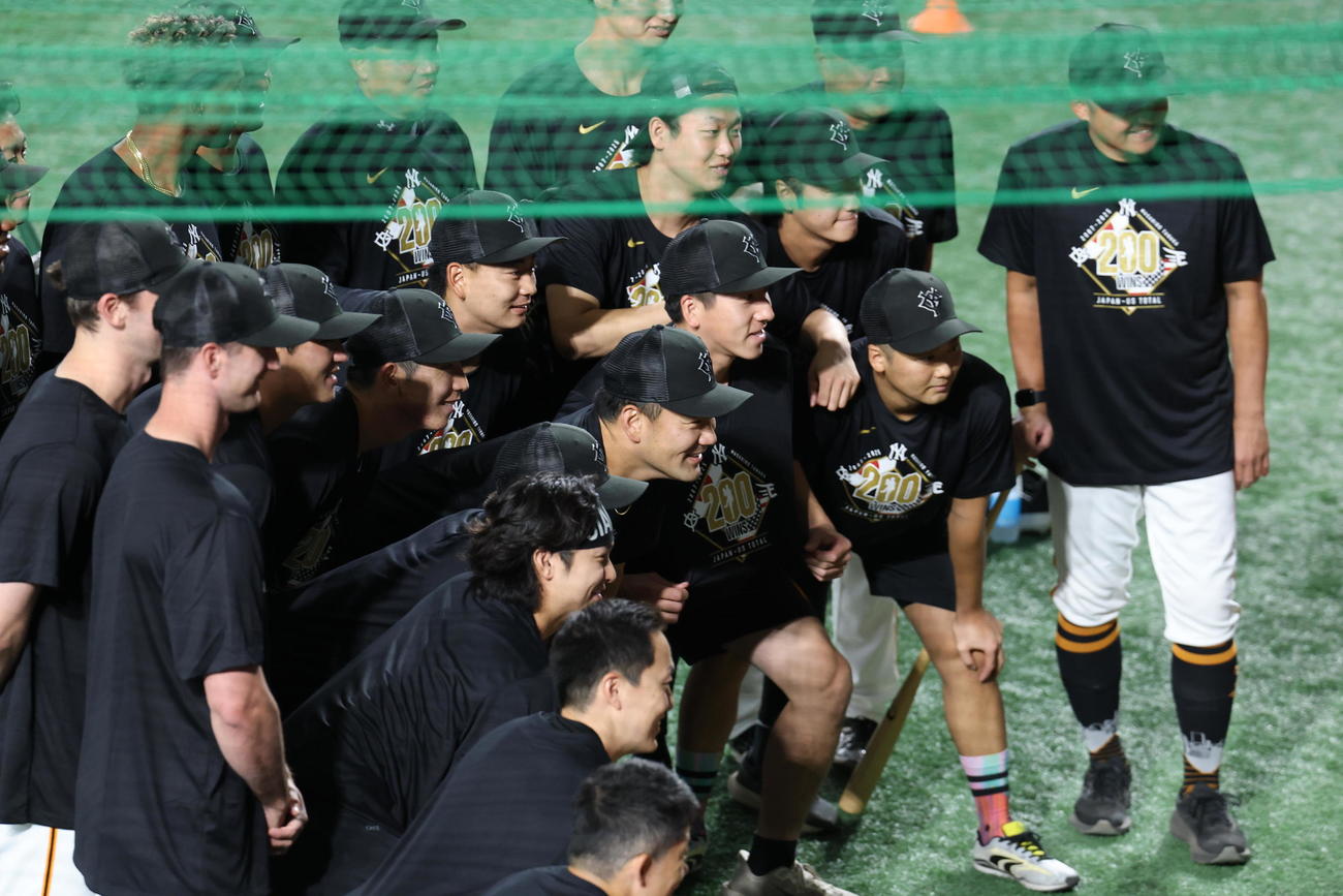 巨人対中日　試合前、日米200勝の記念Tシャツを着た投手陣と記念撮影する巨人田中将(中央)(撮影・浅見桂子)