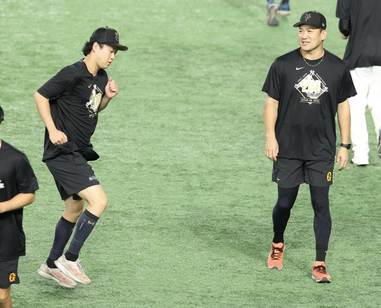 巨人対中日　試合前、巨人山崎(左)と笑顔でウォームアップする田中将(撮影・浅見桂子)