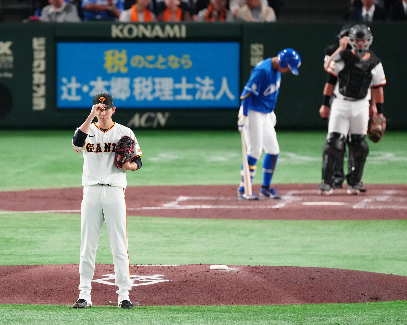 巨人対中日　3回表の投球前、集中する巨人戸郷（撮影・鈴木みどり）