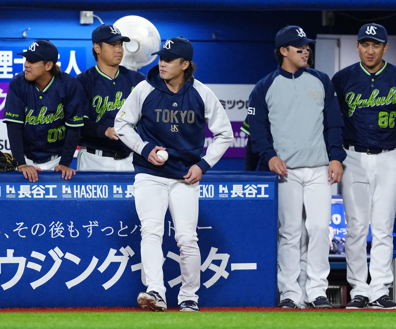 DeNA対ヤクルト　2回表ヤクルト1死満塁、田中が放った2点適時二塁打のプロ初安打記念球を手にする長岡（中央）（撮影・江口和貴）