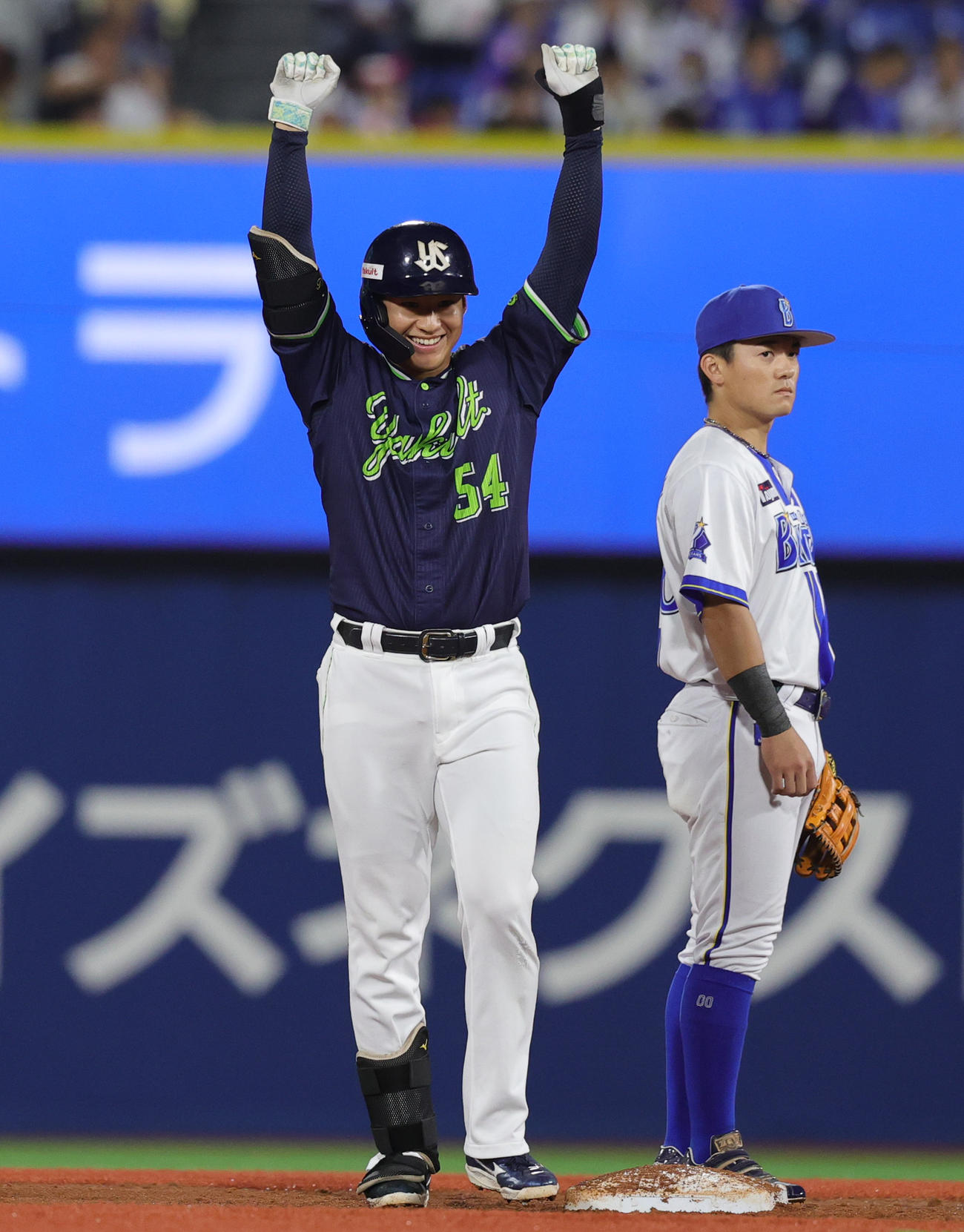 DeNA対ヤクルト　2回表ヤクルト1死満塁、プロ初安打となる右2点適時二塁打を放ち喜ぶ田中（撮影・野上伸悟）