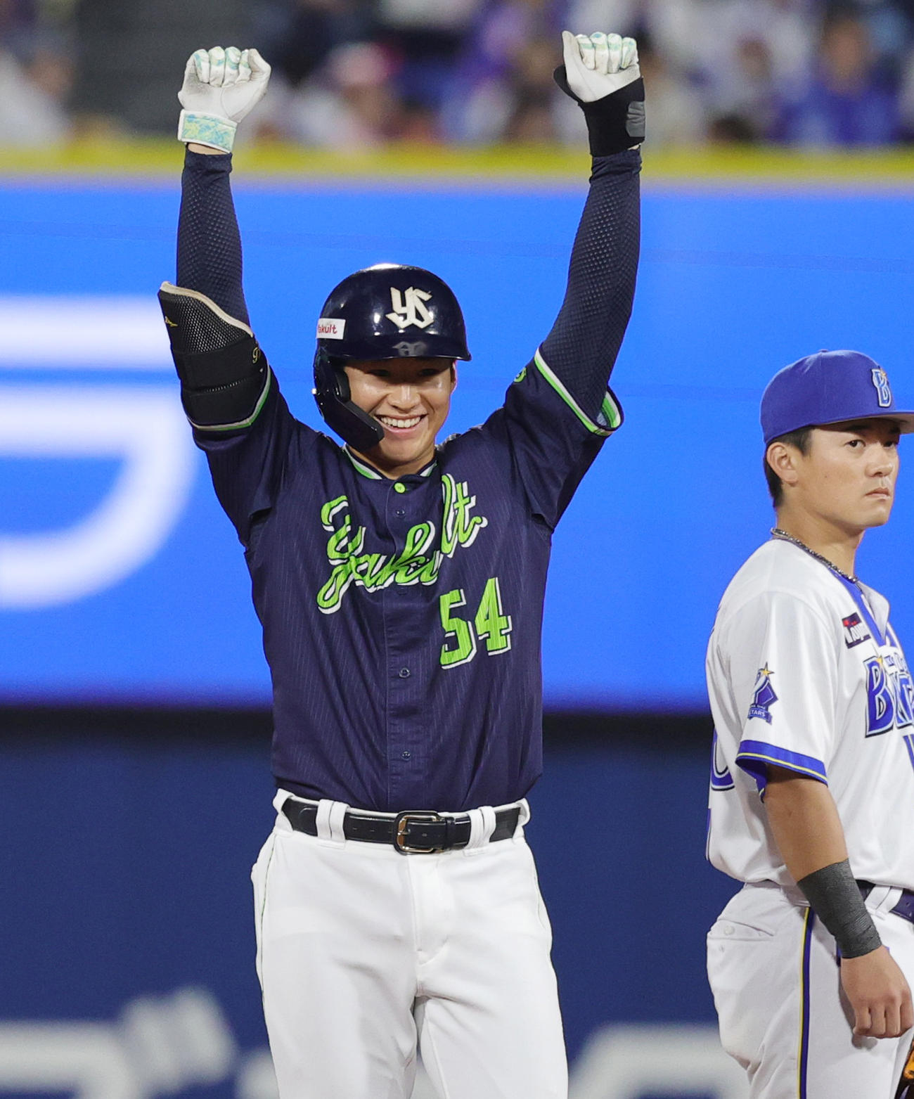 DeNA対ヤクルト　2回表ヤクルト1死満塁、プロ初安打となる右2点適時二塁打を放ち喜ぶ田中（撮影・野上伸悟）