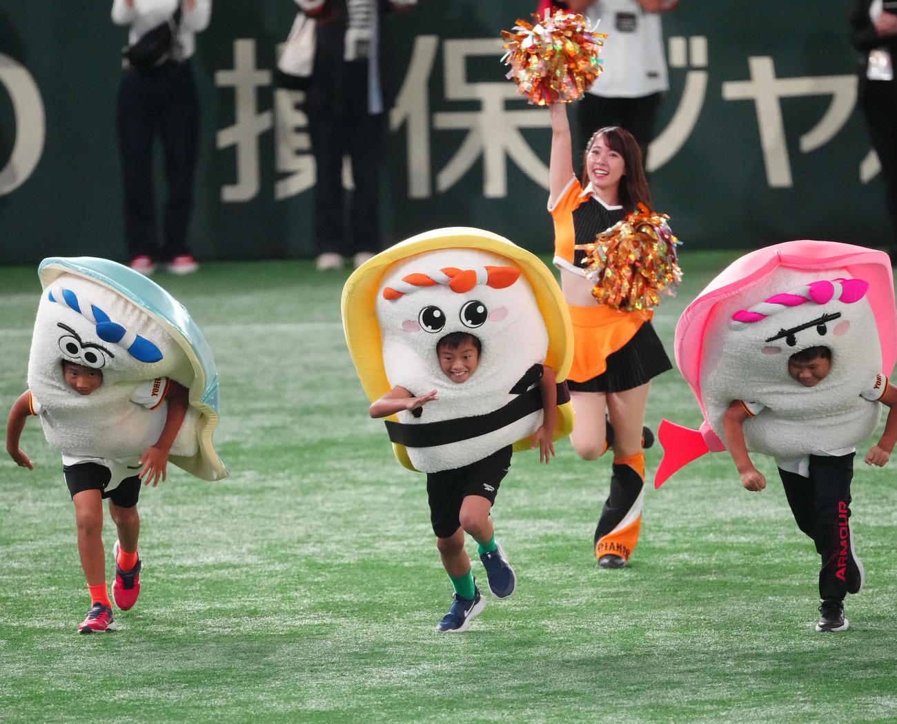 巨人対中日　すしレースで力走する子どもたち（撮影・鈴木みどり）