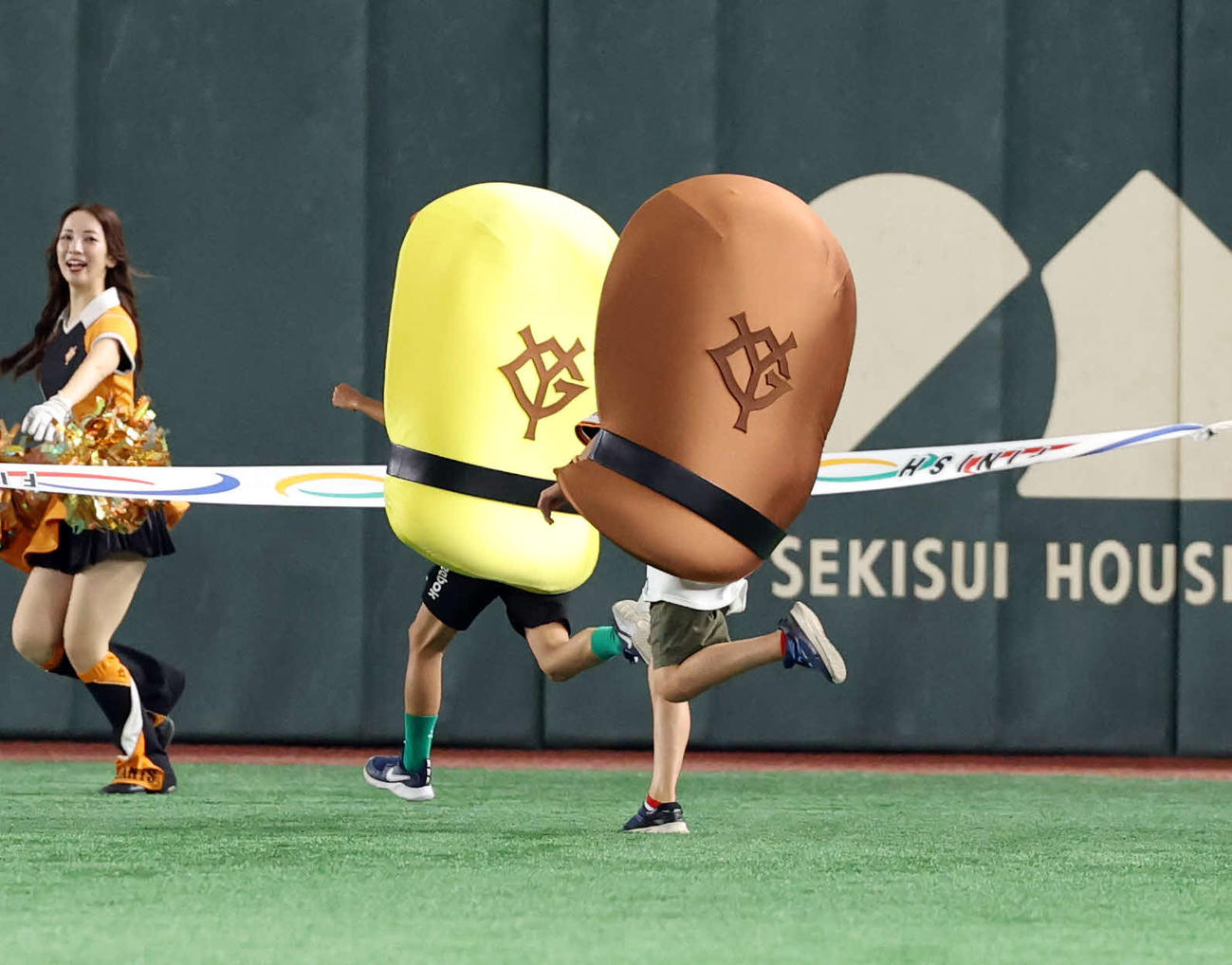 巨人対中日　すしレースはタマゴが制する（撮影・浅見桂子）