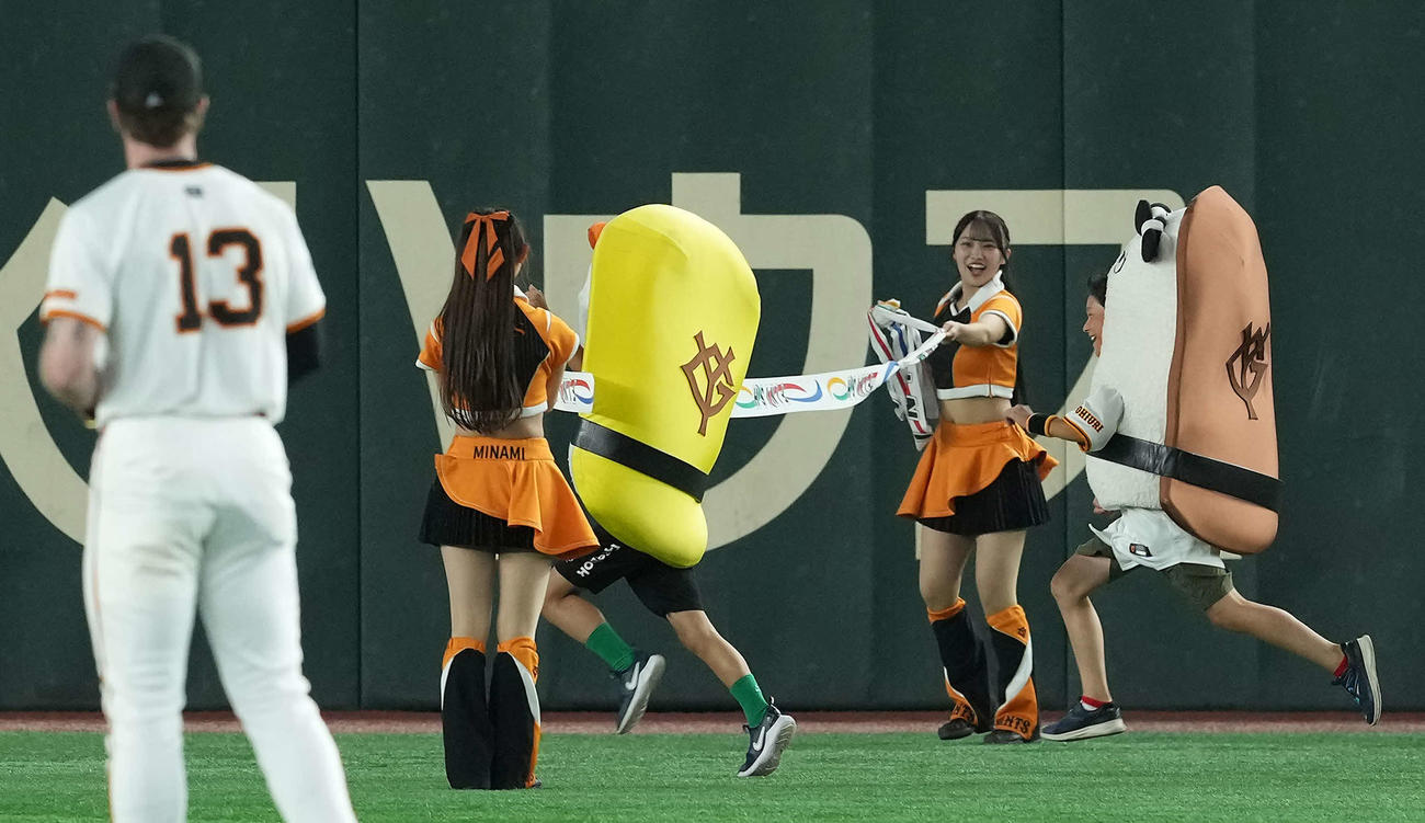 巨人対中日　恒例のすしレースは玉子が勝利（撮影・たえ見朱実）