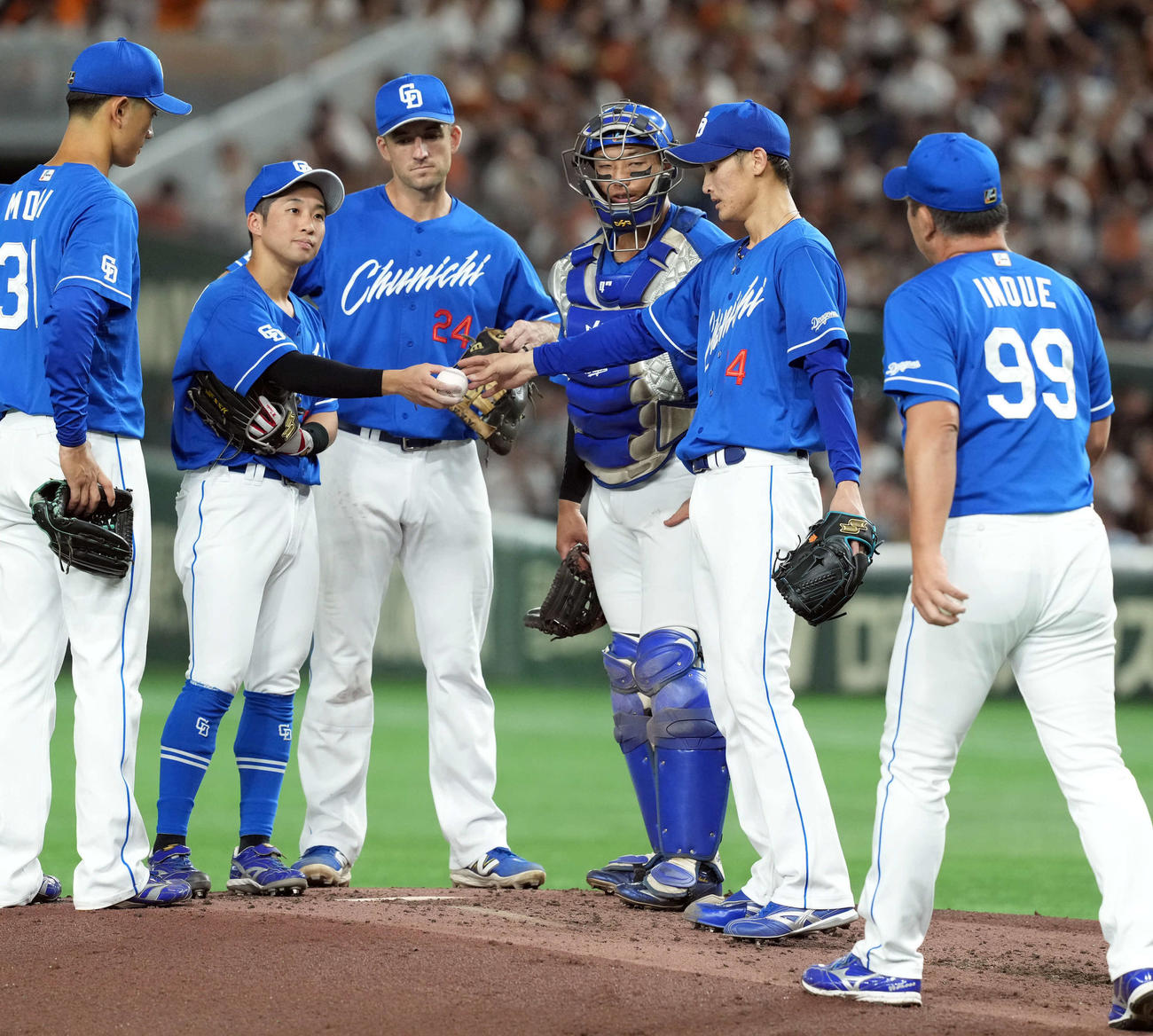 巨人対中日　4回途中で降板する中日の先発草加（右から2人目）（撮影・たえ見朱実）
