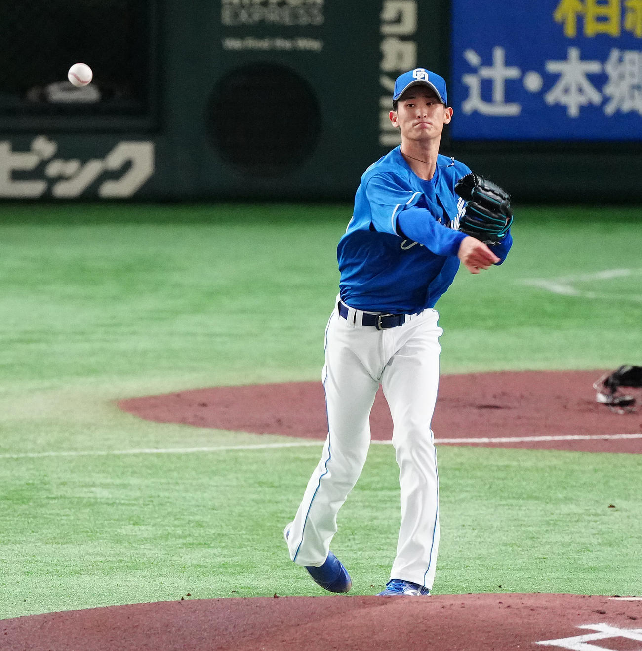 巨人対中日　1回巨人1死一、二塁、岡本の打球を二塁へ送球し、一塁走者泉口をアウトとする草加（撮影・鈴木みどり）