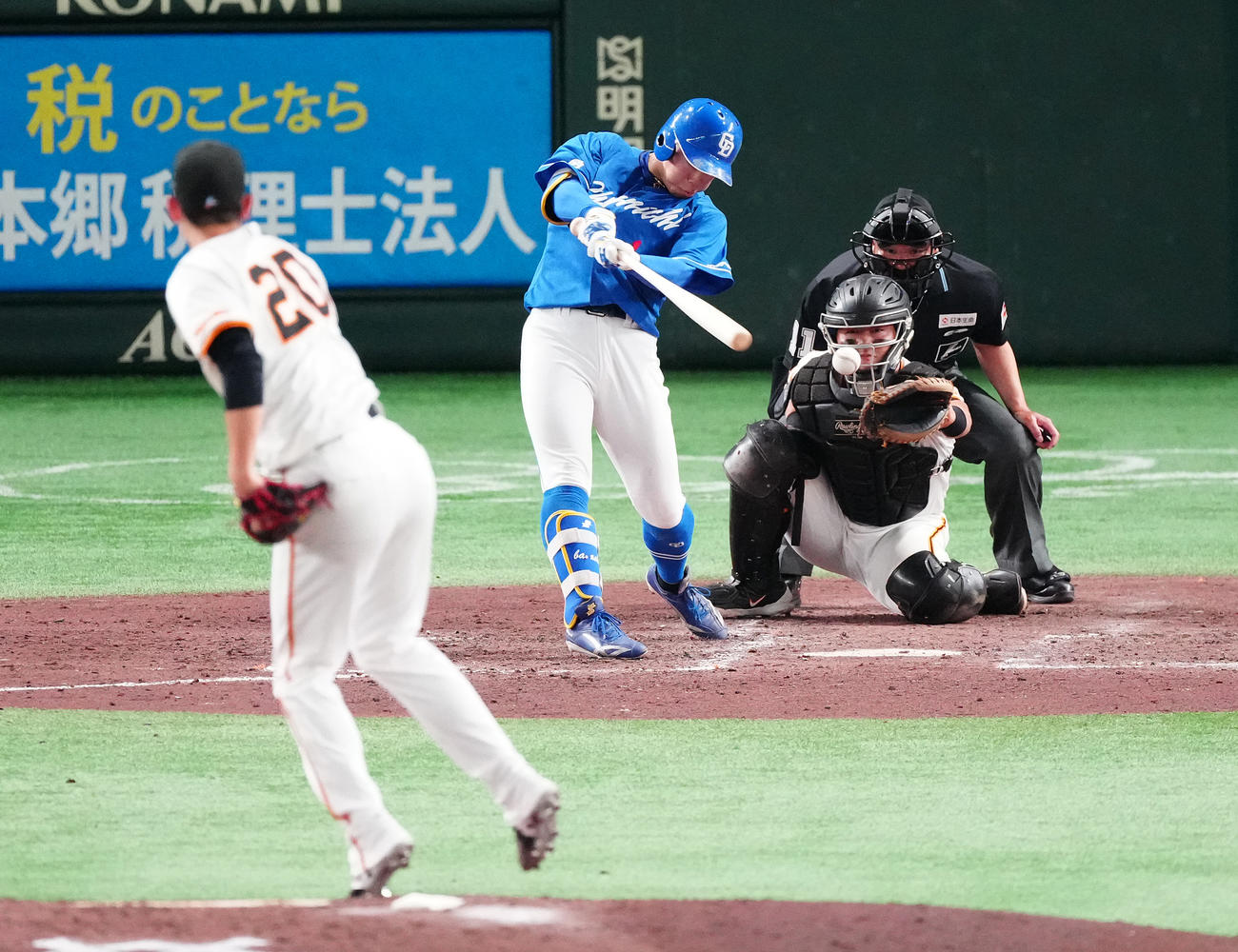 巨人対中日　5回表中日2死、中前打を放つ岡林。投手戸郷（撮影・鈴木みどり）