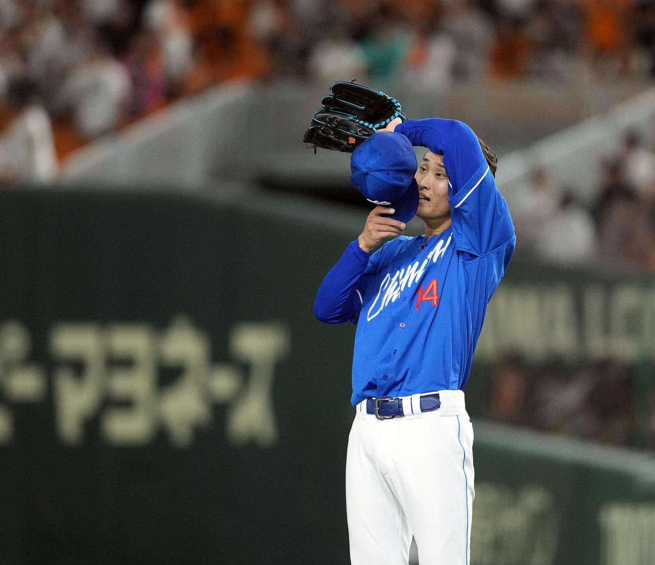 巨人対中日　1回裏に5失点し汗を拭う中日の先発草加（撮影・たえ見朱実）