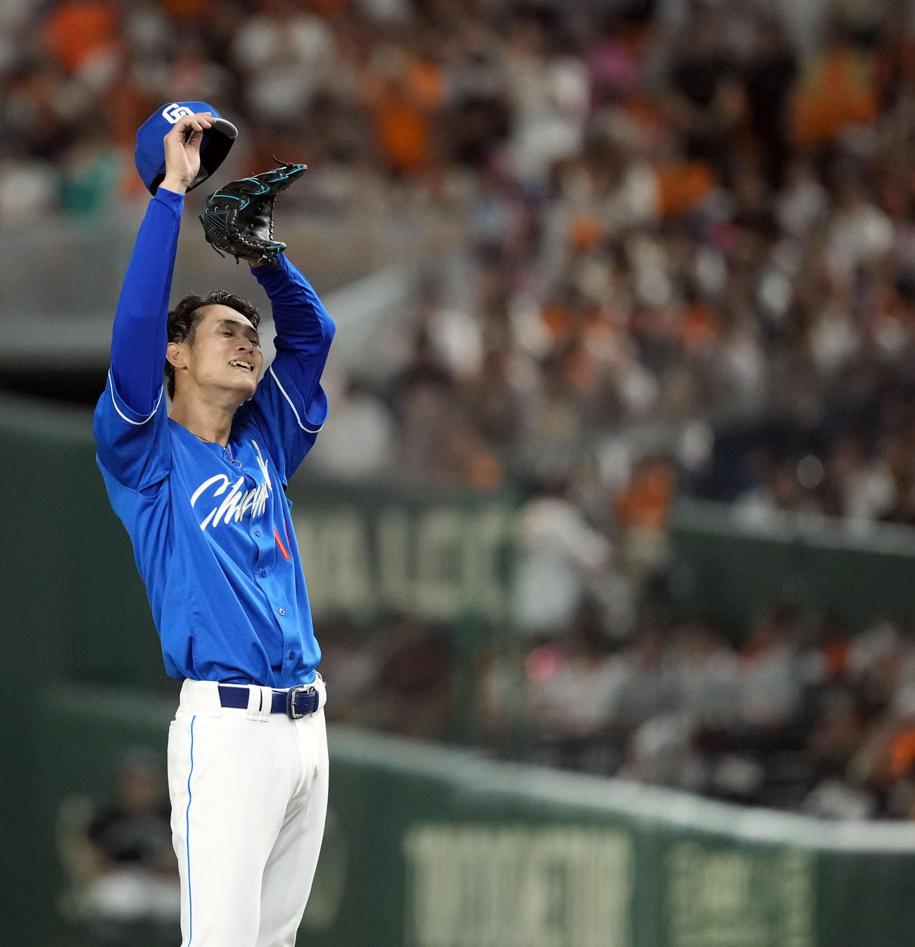 巨人対中日　1回裏に5失点し汗を拭う中日の先発草加（撮影・たえ見朱実）