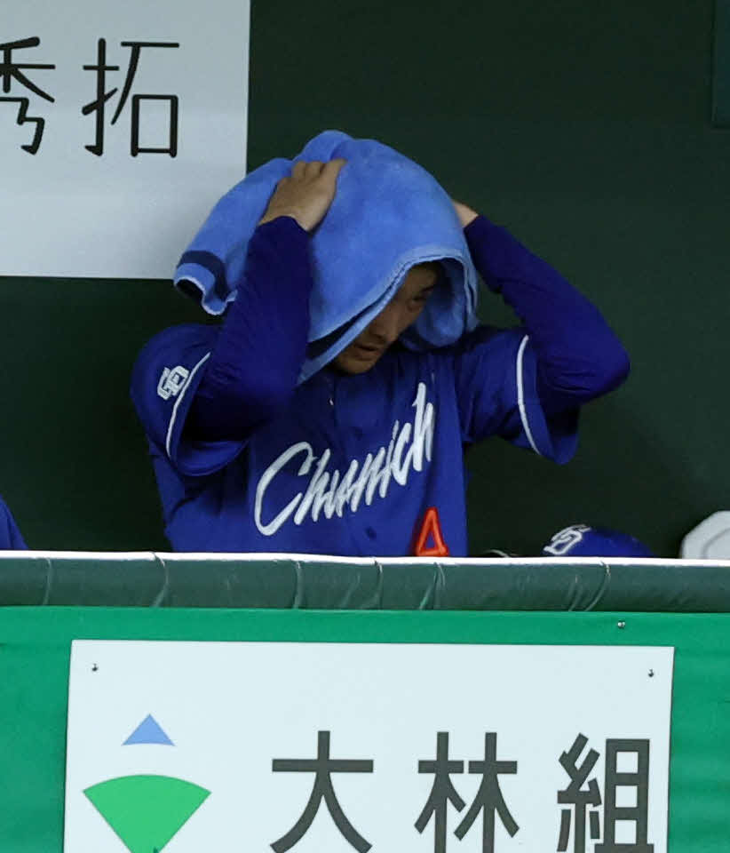 巨人対中日　4回裏巨人1死一、三塁の場面で降板した草加（奥）はタオルで汗をぬぐう（撮影・浅見桂子）