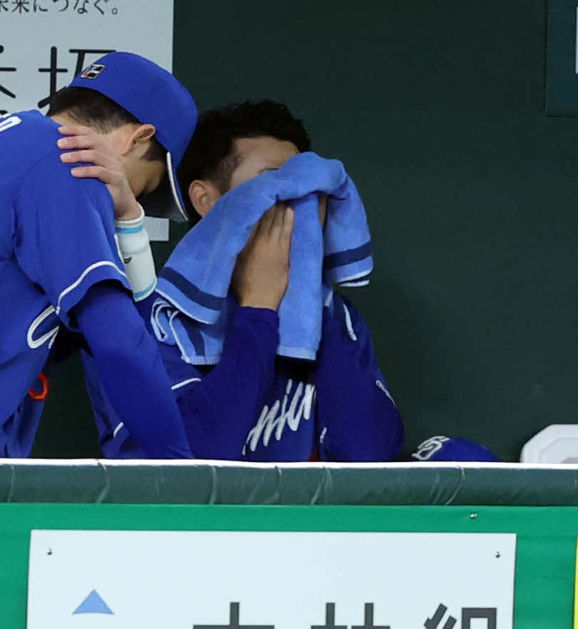 巨人対中日　4回裏巨人1死一、三塁の場面で降板した草加（奥）はタオルで汗をぬぐう（撮影・浅見桂子）