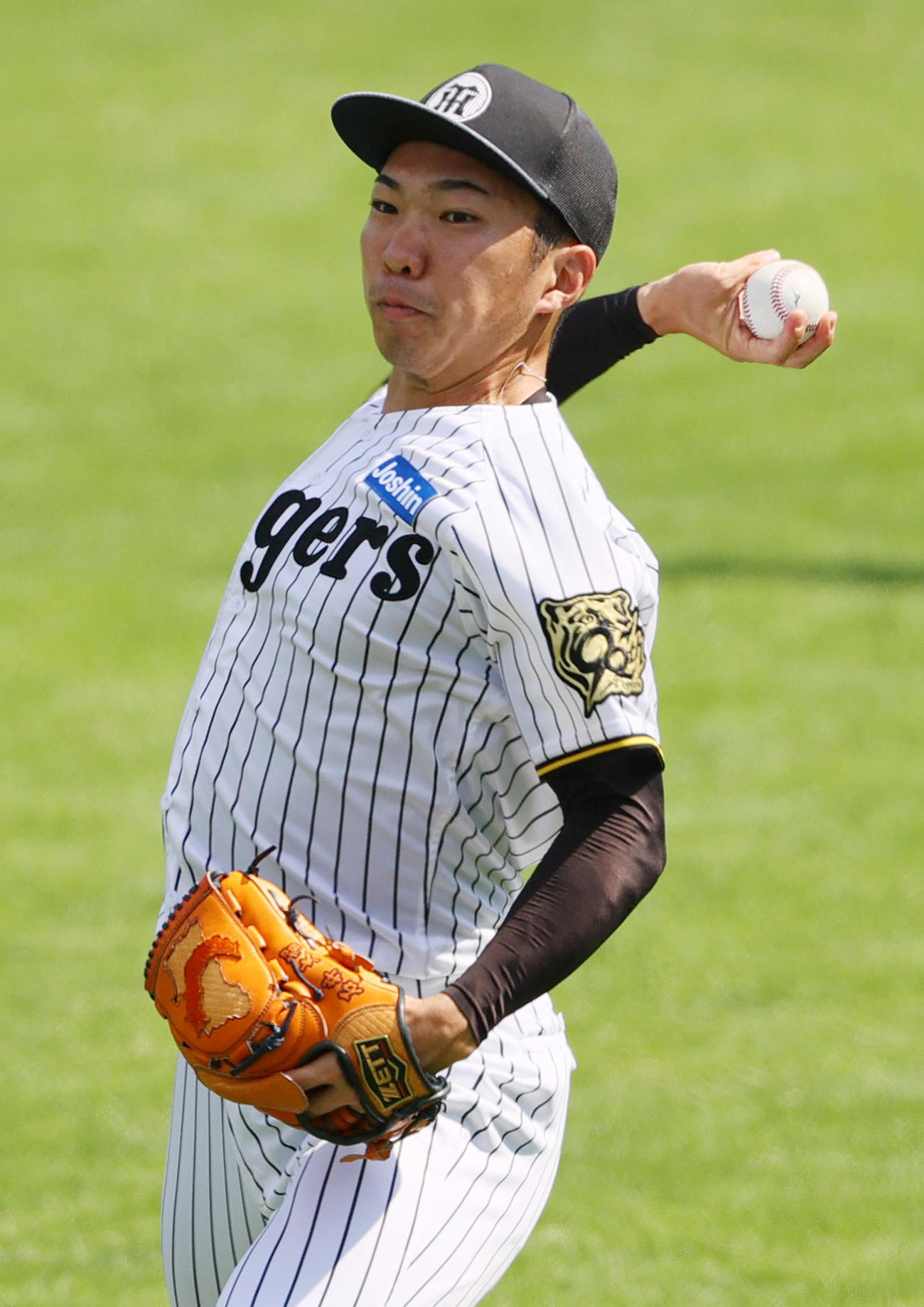 キャッチボールする阪神石井（撮影・上山淳一）