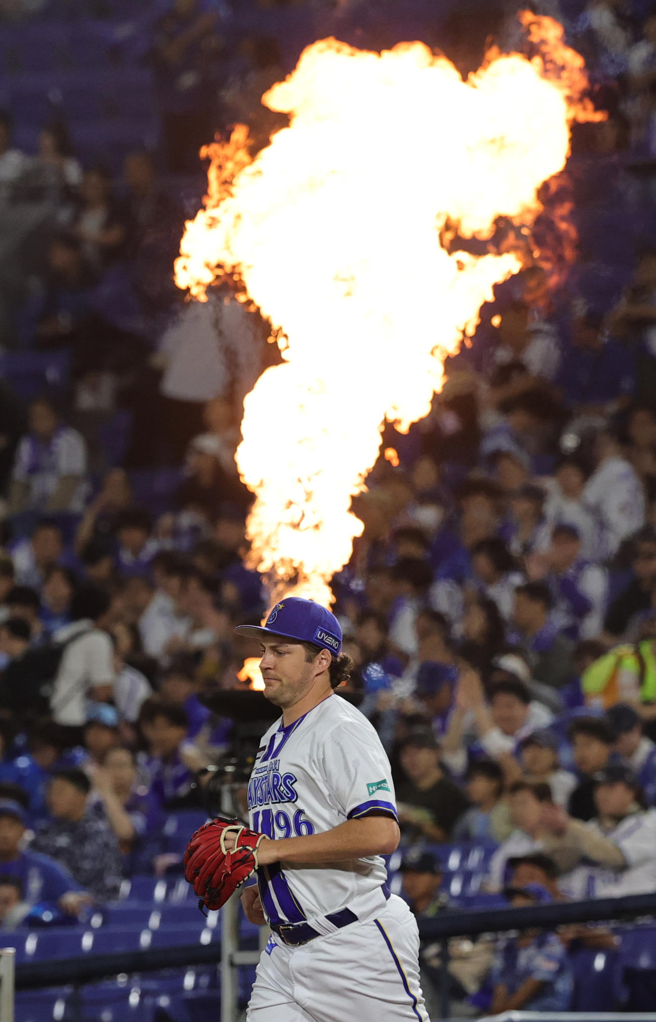 DeNA対ヤクルト　炎の演出の中、1回表のマウンドに向かうDeNA先発のバウアー（撮影・野上伸悟）