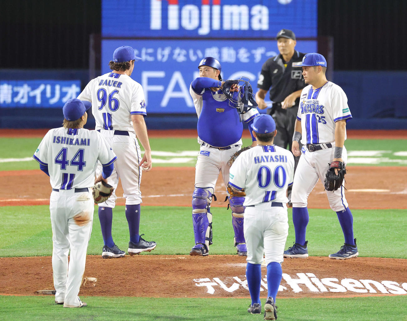 DeNA対ヤクルト　3回表ヤクルト2死二塁、マウンドに向かう松尾（中央）らナイン（撮影・河田真司）