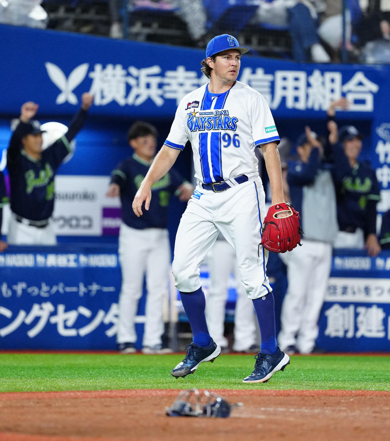 DeNA対ヤクルト　2回表ヤクルト1死満塁、田中に2点適時二塁打を浴びるバウアー（撮影・江口和貴）