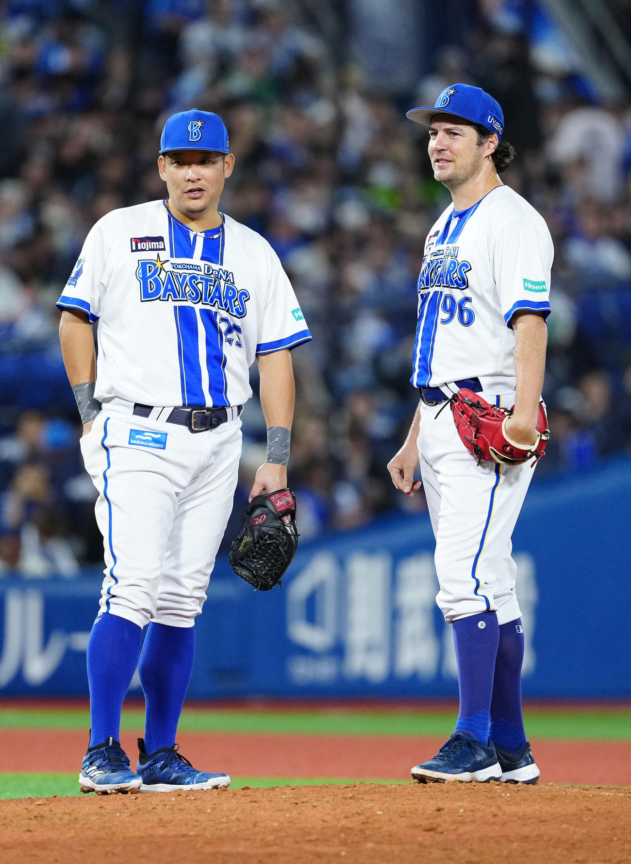 DeNA対ヤクルト　3回表、言葉を交わすDeNA先発のバウアー（右）と三塁手の筒香（撮影・江口和貴）