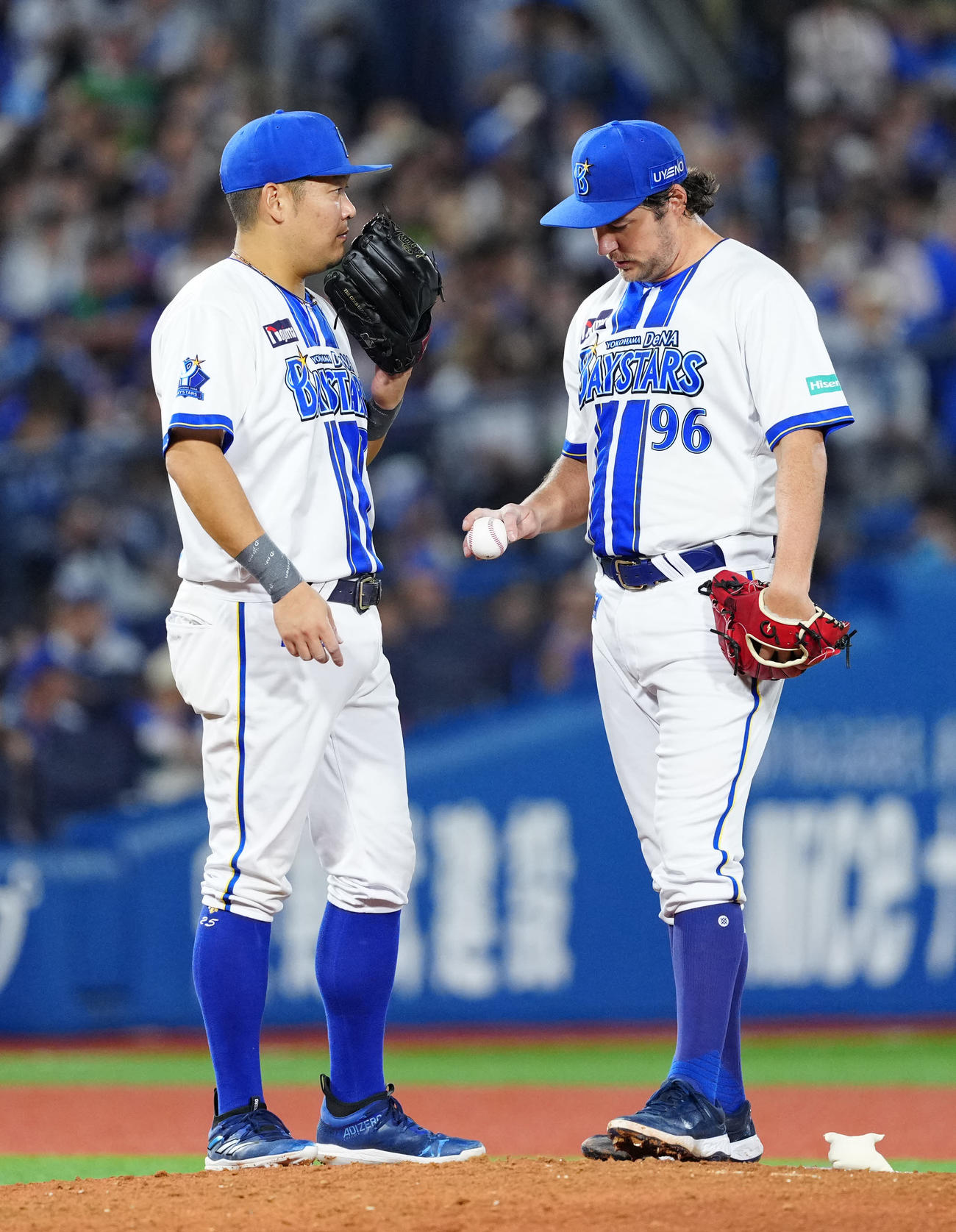 DeNA対ヤクルト　3回表、DeNA先発のバウアー（右）に話しかける三塁手の筒香（撮影・江口和貴）