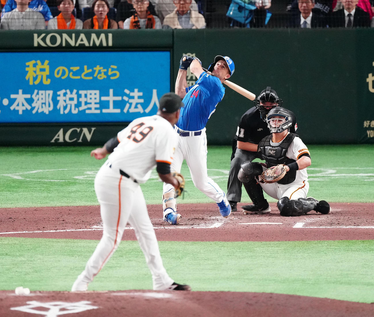 巨人対中日　6回表中日無死、ボスラーの打ち上げた打球は天井に挟まり、二塁打となる。投手バルドナード（撮影・鈴木みどり）