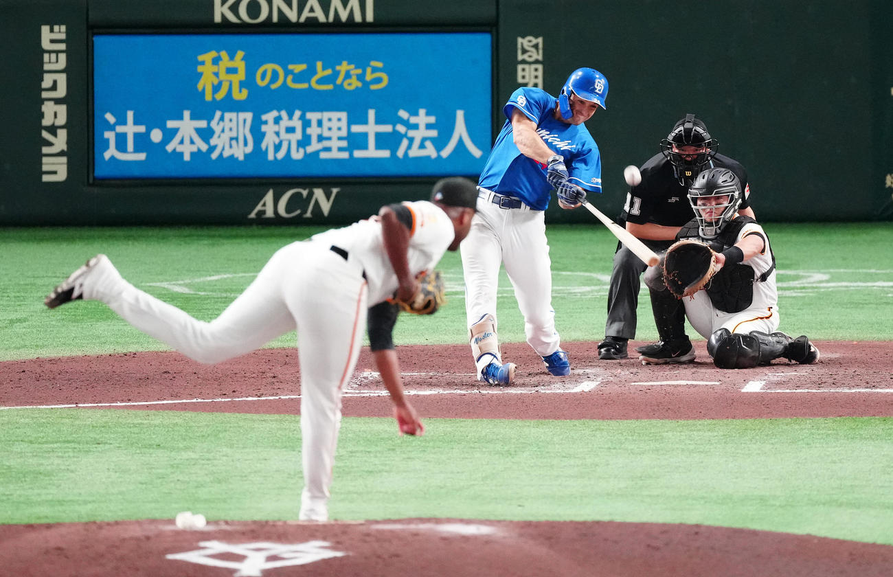 巨人対中日　6回表中日無死、ボスラーの打ち上げた打球は天井に挟まり、二塁打となる。投手バルドナード（撮影・鈴木みどり）
