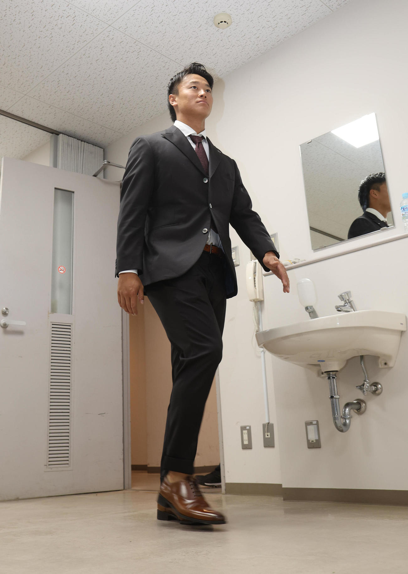 戦力外通告を受け会見場に入室する阪神森木（撮影・白石智彦）