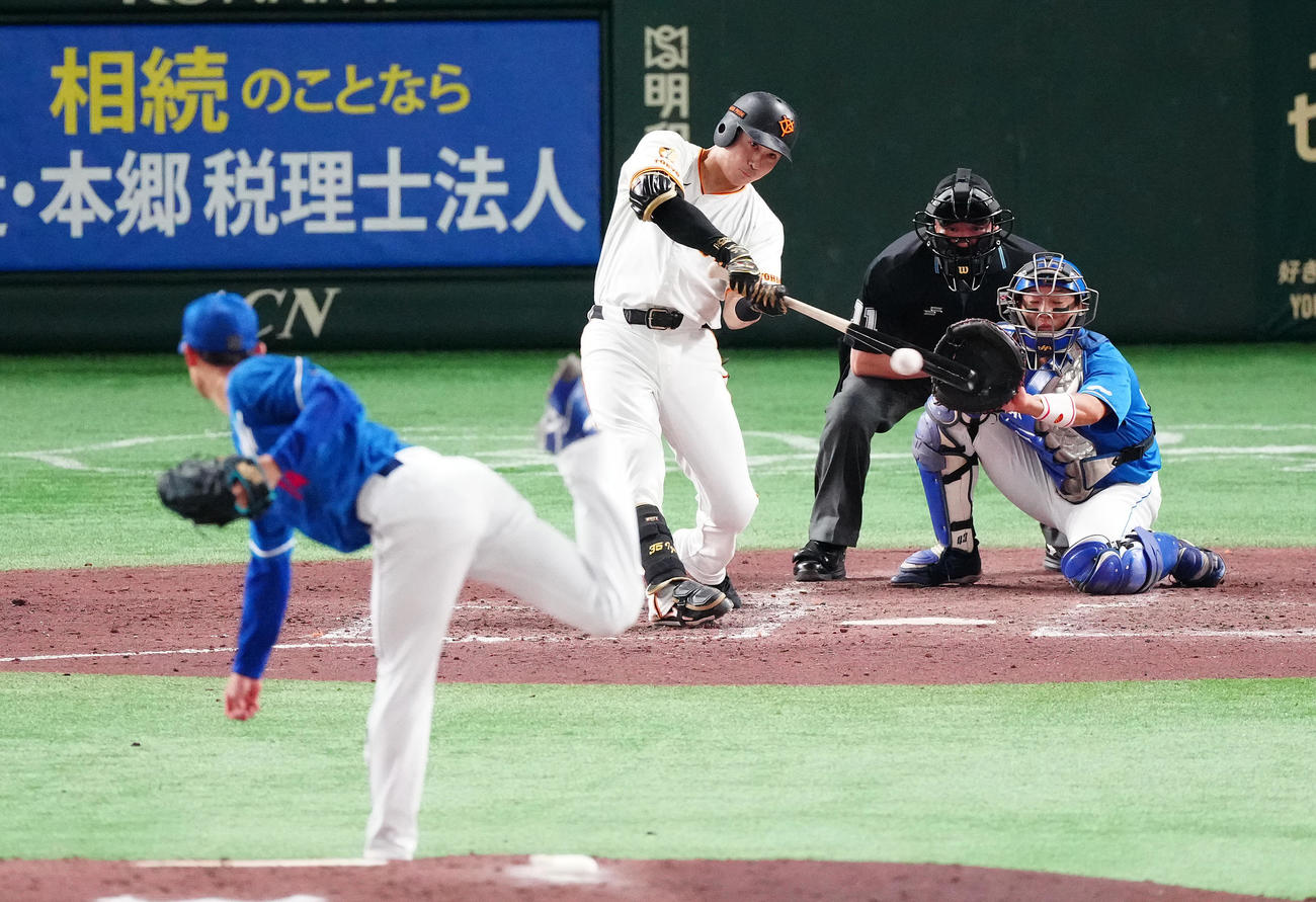 巨人対中日　4回裏巨人1死二塁、右前打を放つ泉口。投手草加（撮影・鈴木みどり）
