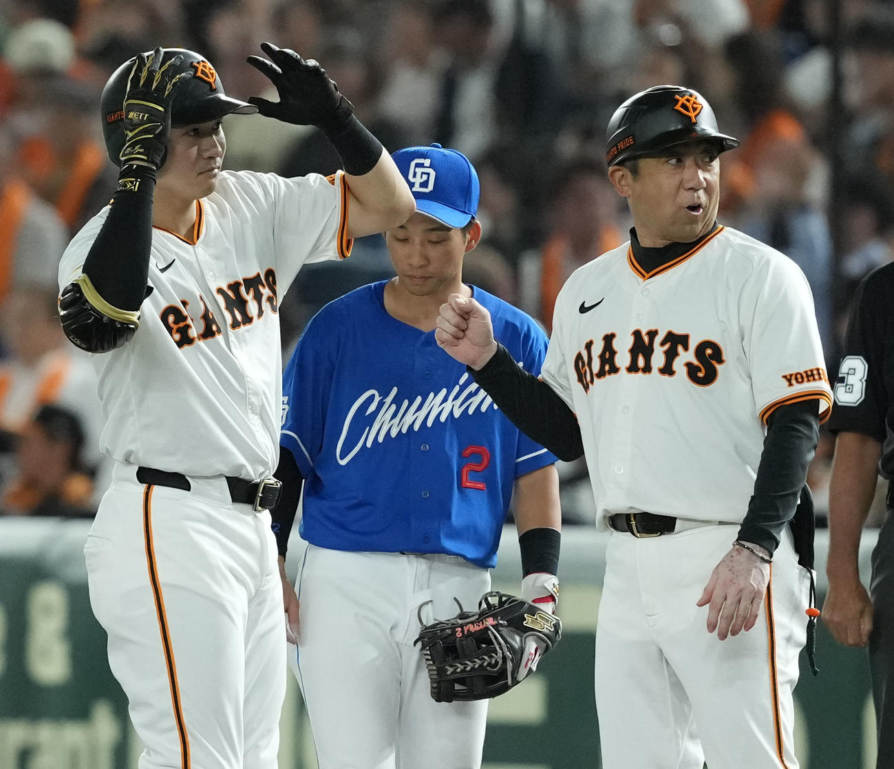 巨人対中日　4回裏巨人1死一塁、右前打を放地ポーズを決める泉口（撮影・たえ見朱実）