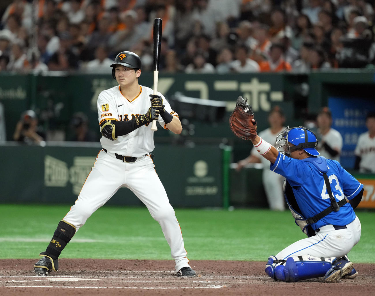 巨人対中日　6回裏巨人無死一塁、四球を選び出塁する泉口（撮影・たえ見朱実）