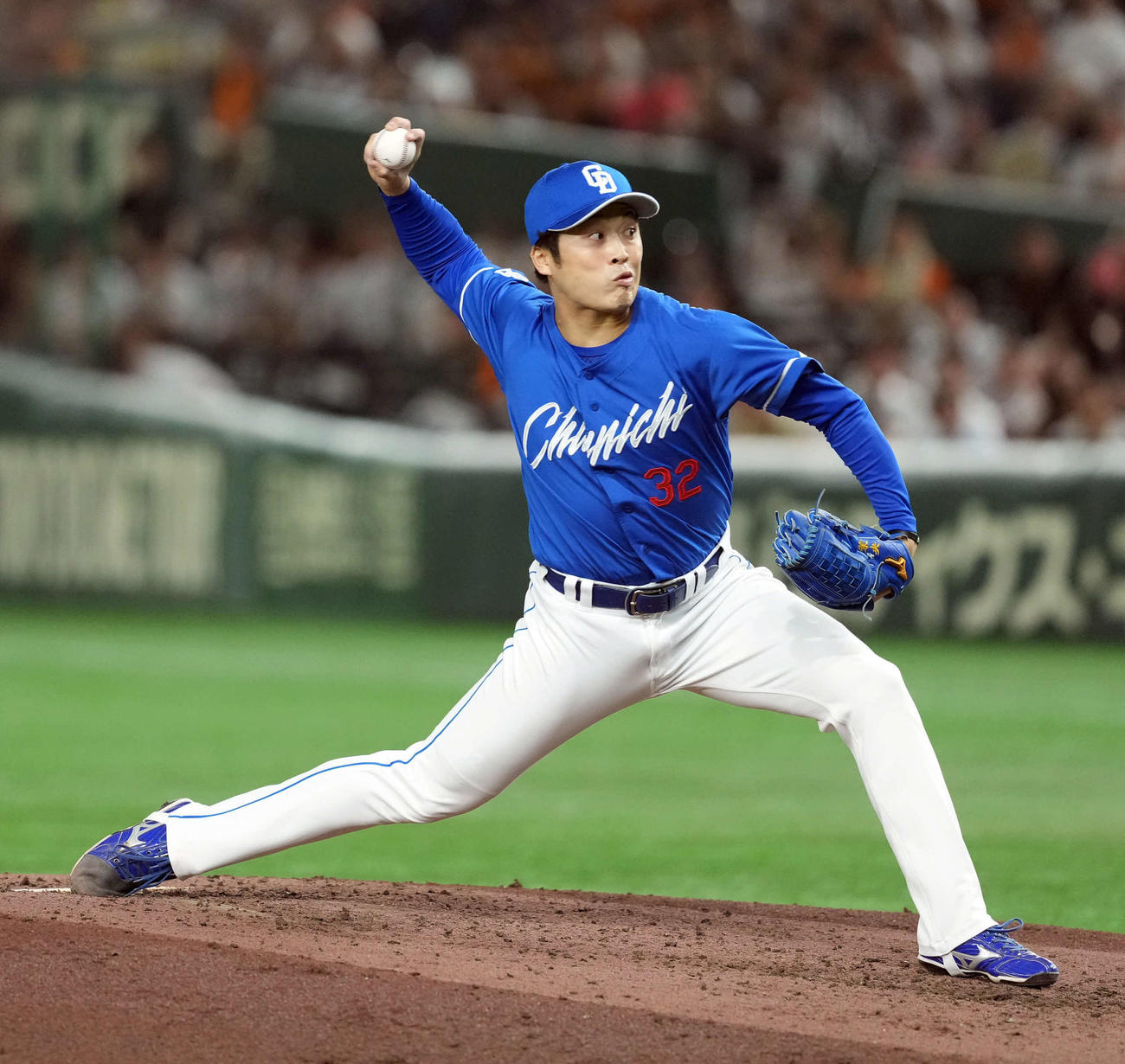 巨人対中日　4回途中からマウンドに上がった中日伊藤（撮影・たえ見朱実）