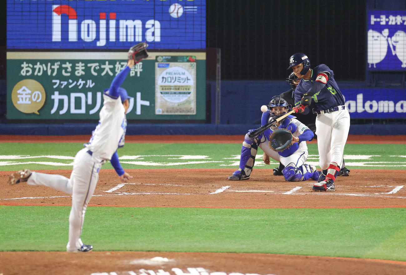 DeNA対ヤクルト　6回表ヤクルト2死二塁、中前同点適時打を放つ鈴木叶。投手武田（撮影・河田真司）