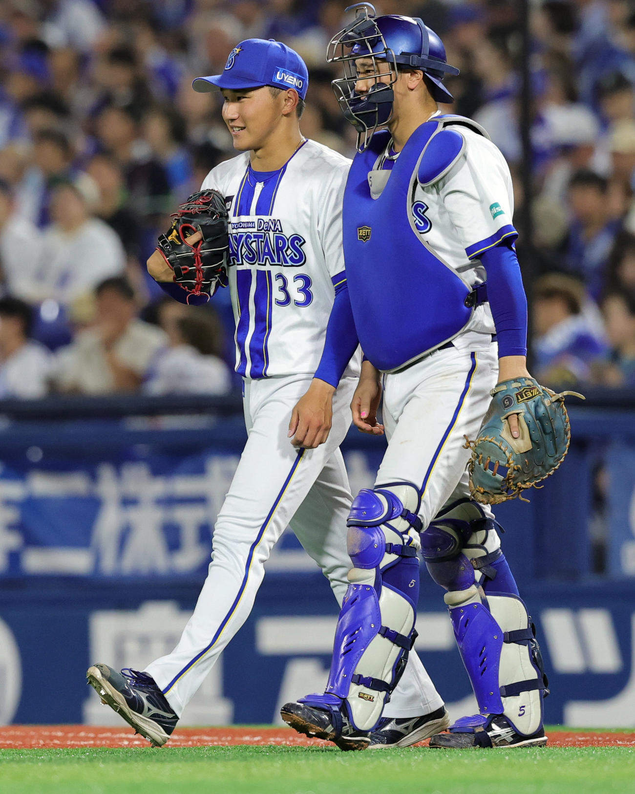 DeNA対ヤクルト　6回表、プロ初登板で、松尾（右）とマウンドに向かうDeNA武田（撮影・野上伸悟）
