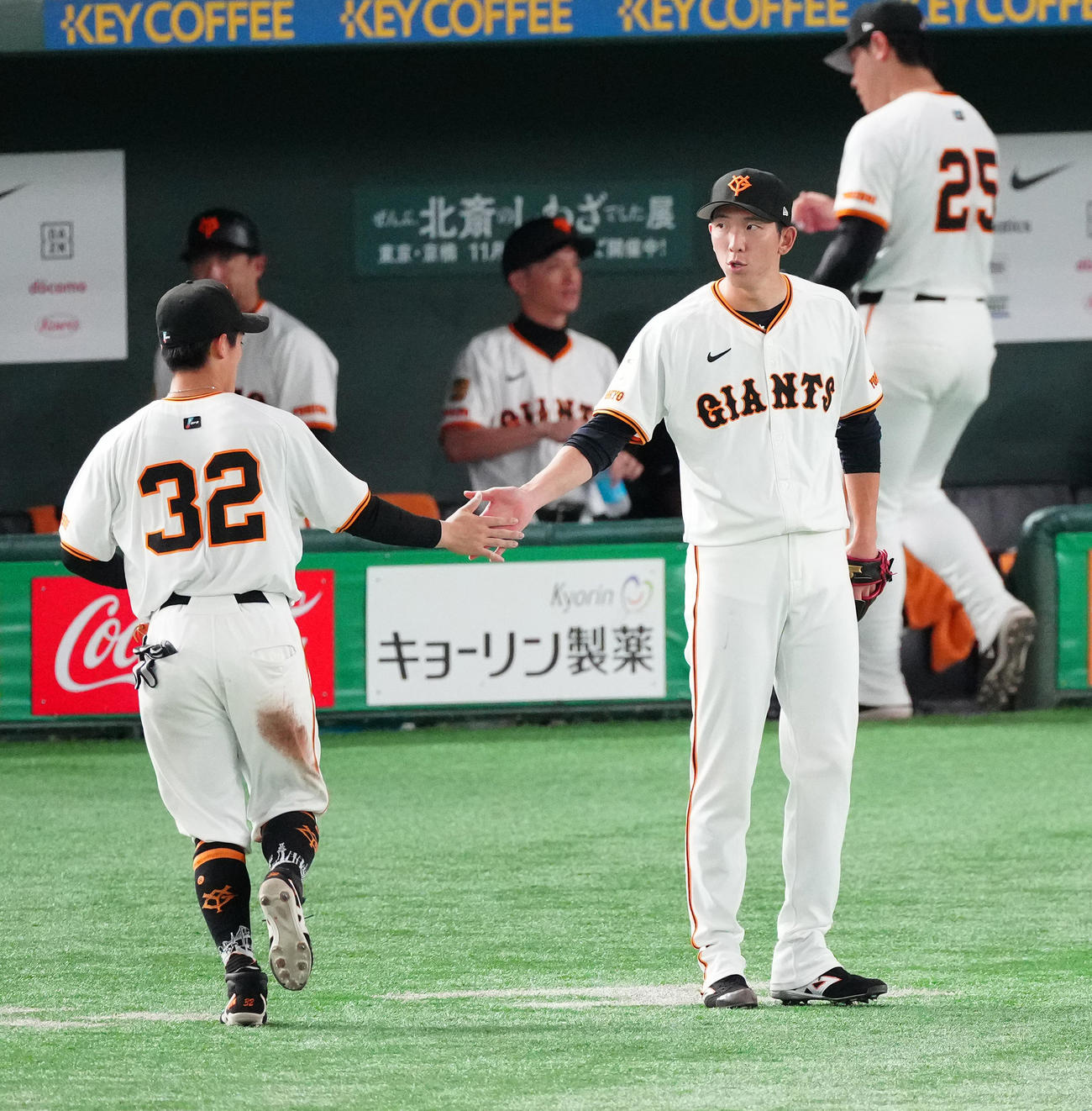 巨人対中日　3回表を終え、浦田（左）を迎える巨人戸郷（撮影・鈴木みどり）