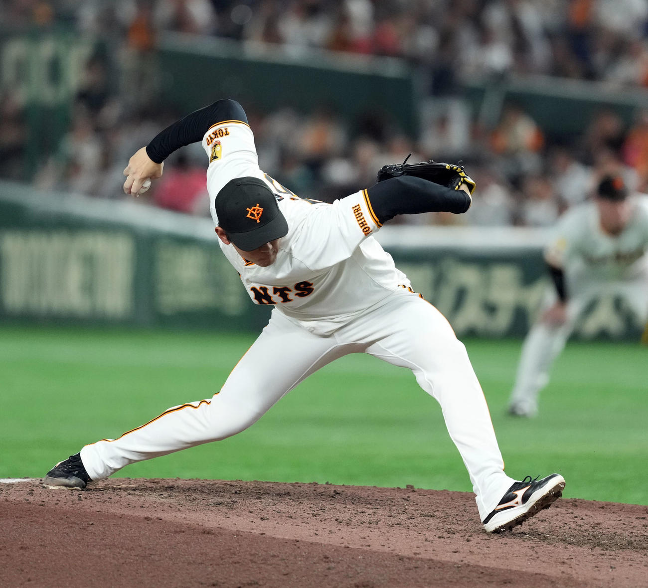 巨人対中日　8回からマウンドに上がった巨人平内はアンダースローで投球する（撮影・たえ見朱実）