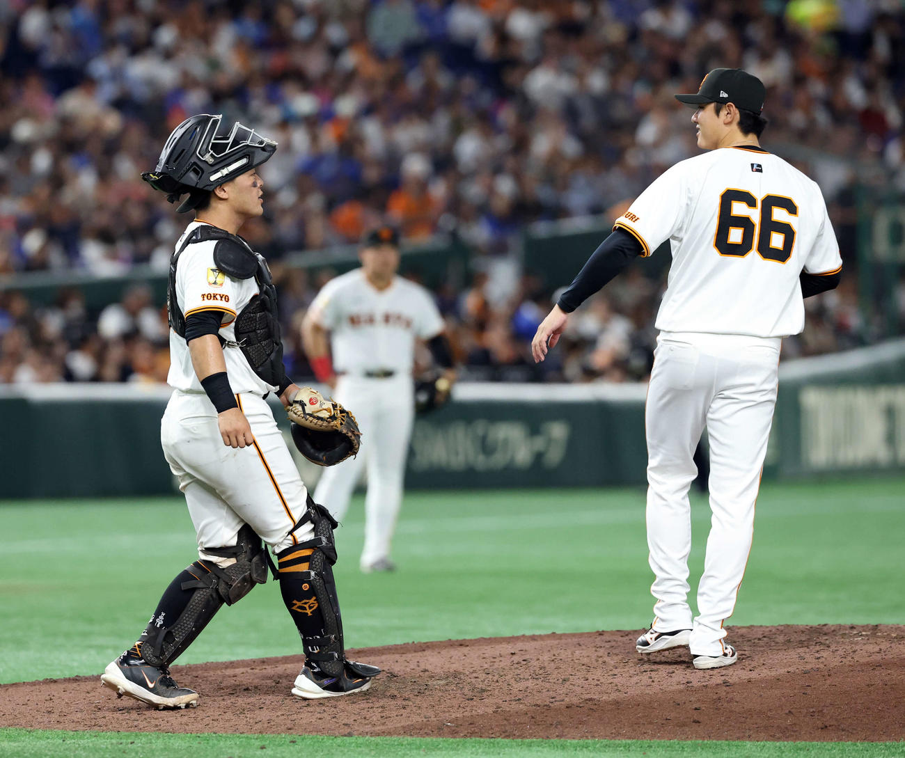 巨人対中日　8回表中日の攻撃でマウンドに上がった平内（右）は山瀬と言葉を交わす（撮影・浅見桂子）