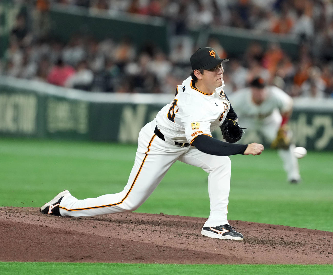 巨人対中日　8回からマウンドに上がった巨人平内はアンダースローで投球する（撮影・たえ見朱実）