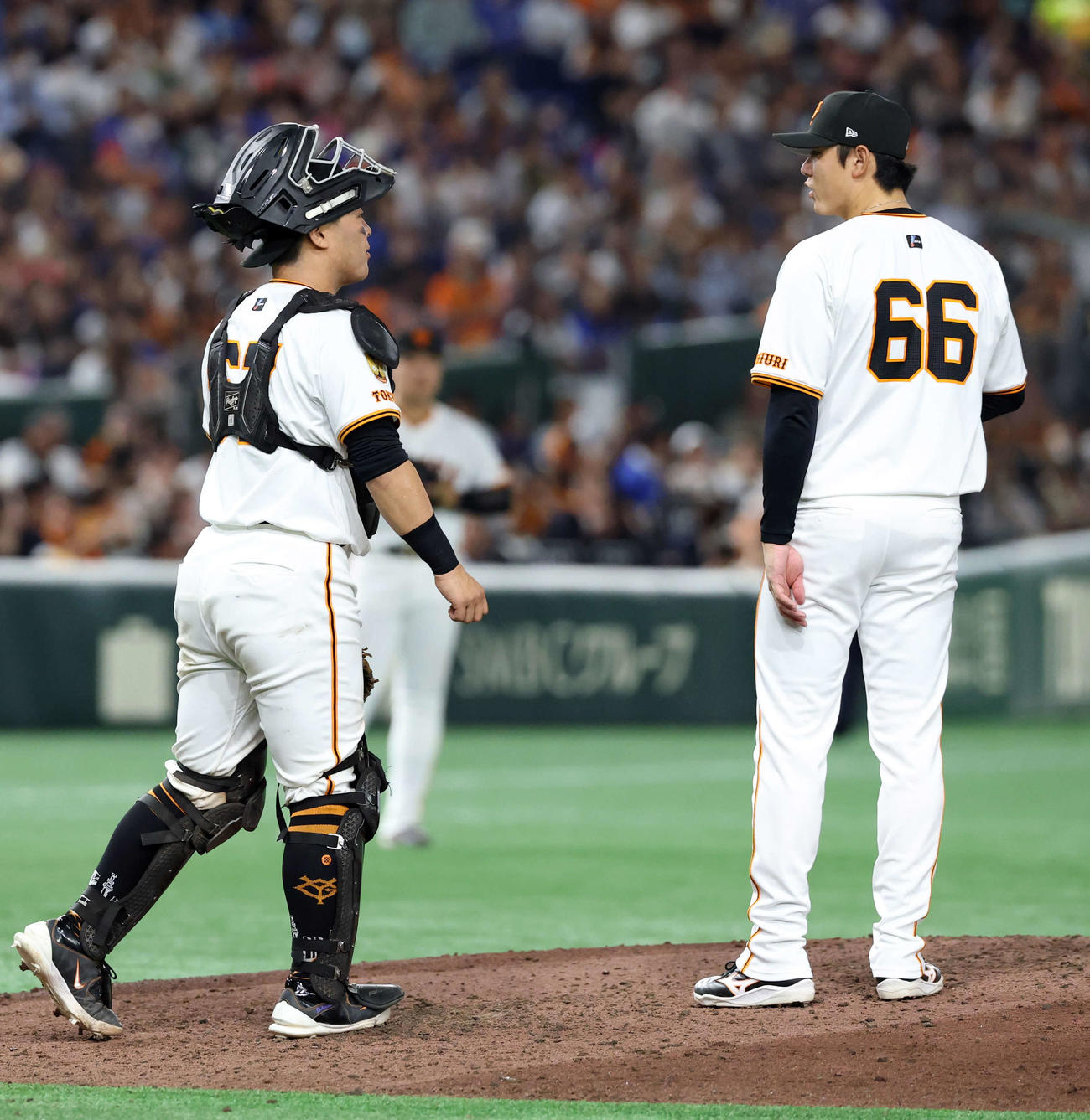 巨人対中日　8回表中日の攻撃でマウンドに上がった平内（右）は山瀬と言葉を交わす（撮影・浅見桂子）