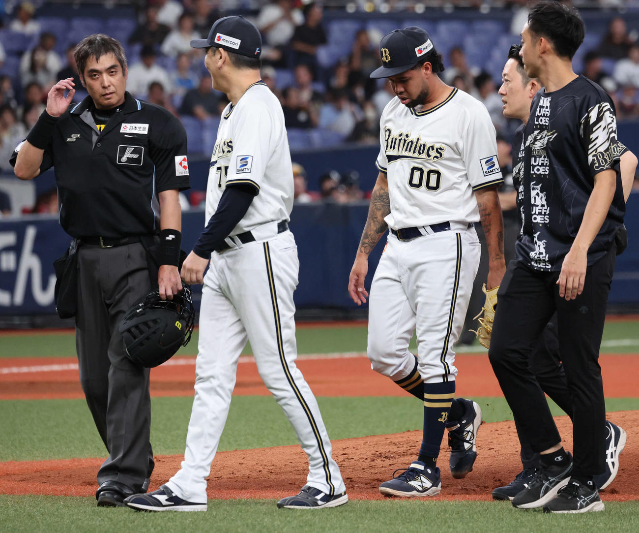 オリックス対西武　2回表西武無死、オリックス先発のエスピノーザは打者セデーニョの時、突然痛みを訴えそのまま降板となった（撮影・西尾就之）