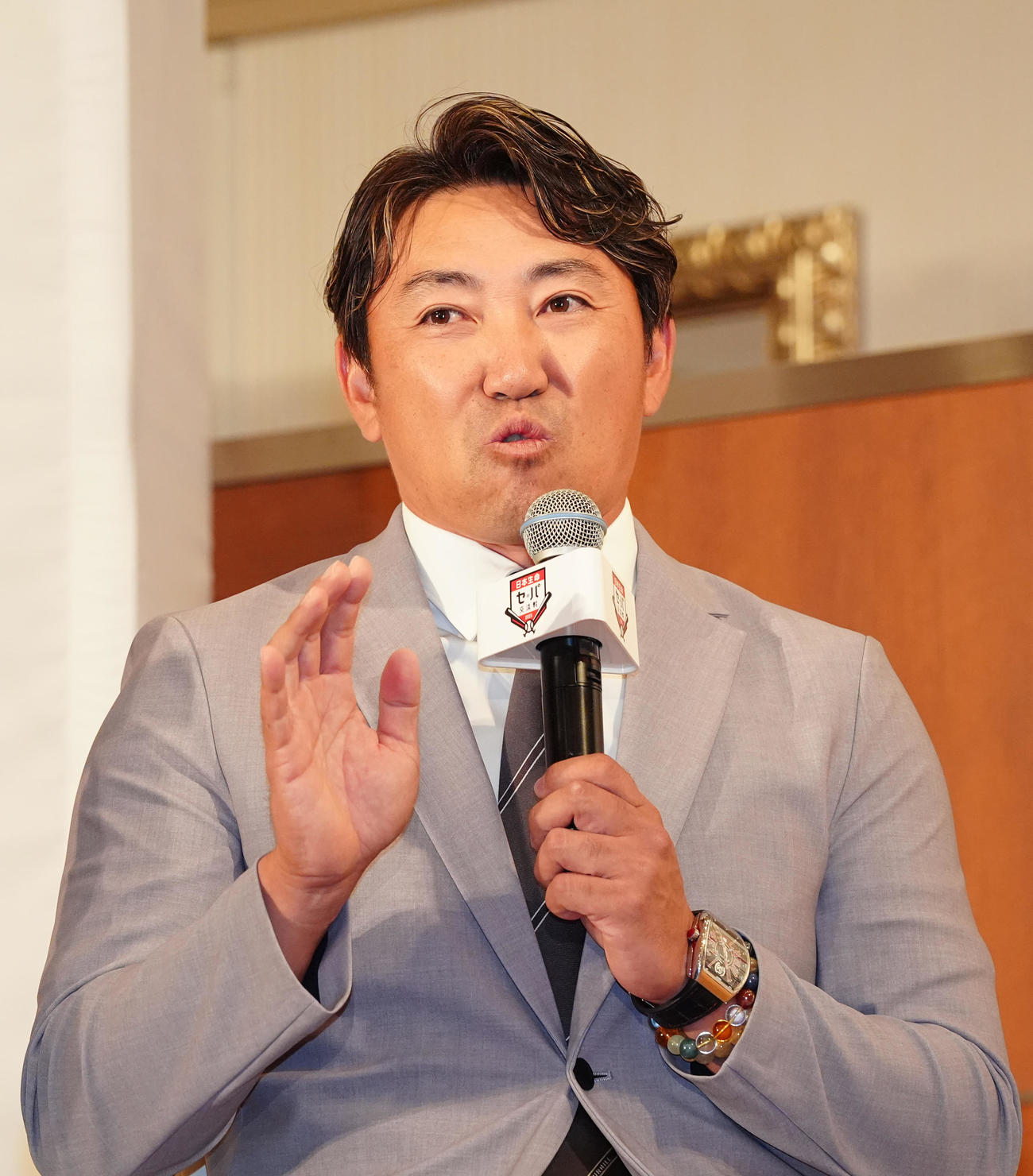 「日本生命セ・パ交流戦」開幕記者会見でのトークショーに臨む内川氏（撮影・江口和貴）
