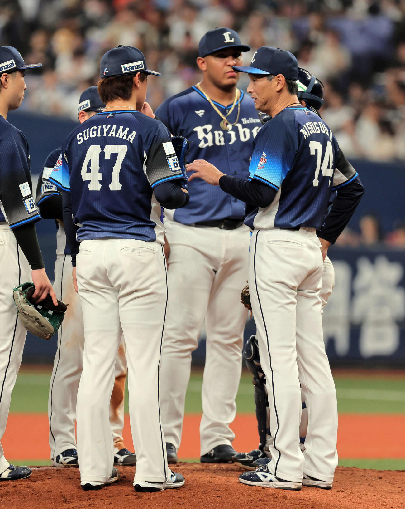 オリックス対西武　5回裏オリックス無死二塁、杉山（左）は西口監督（右）に交代を告げられる（撮影・宮崎幸一）