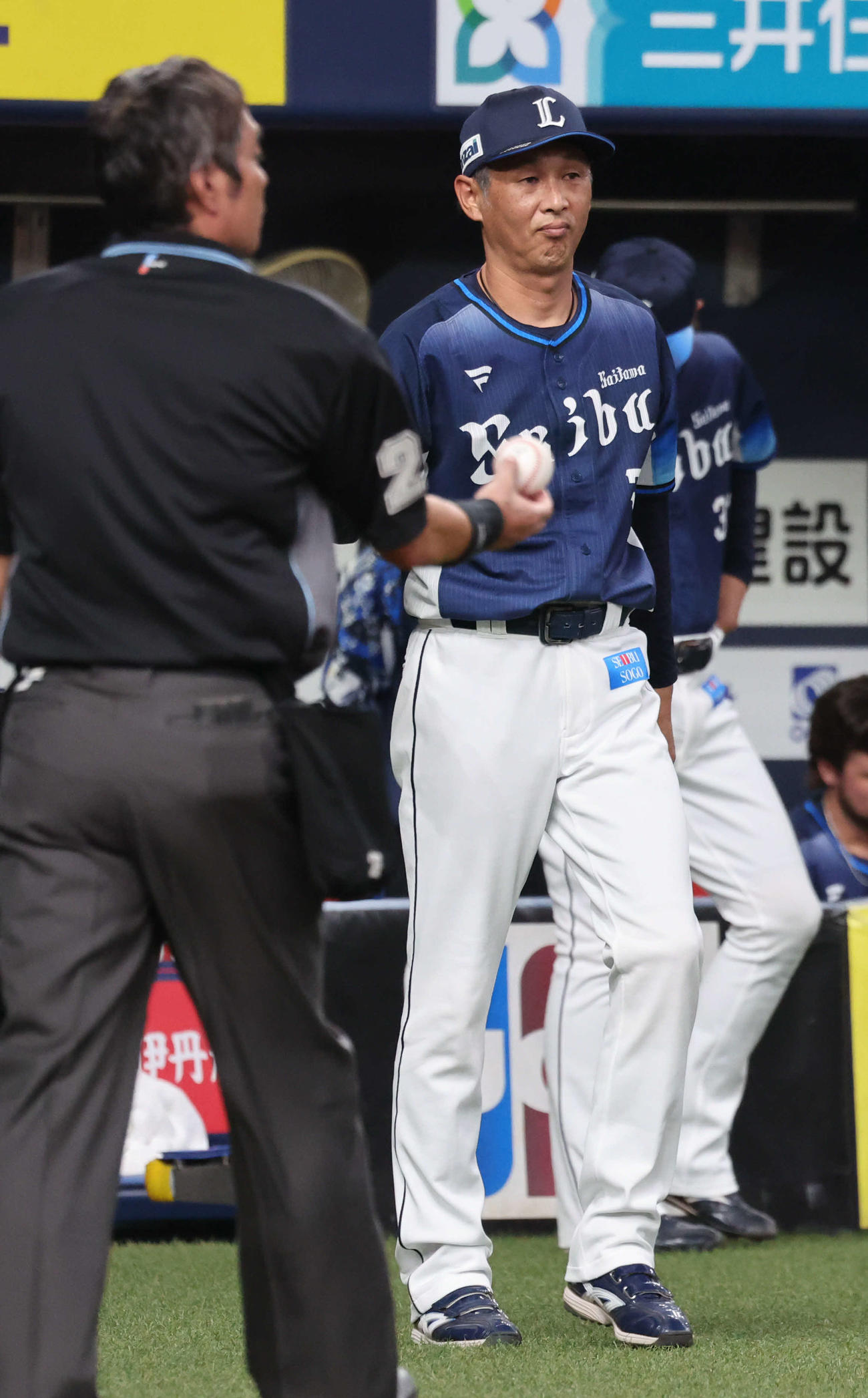 オリックス対西武　5回裏、8点目を失ったところで西武西口監督は先発杉山を諦め、交代を告げるためにベンチを出る（撮影・西尾就之）