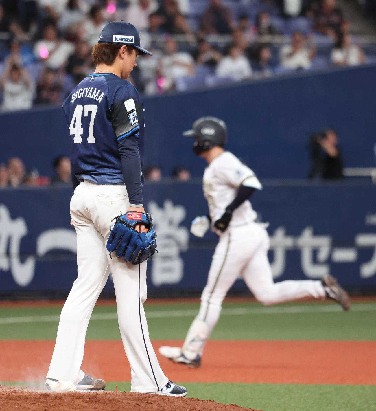 オリックス対西武　4回裏オリックス2死一塁、西武杉山は太田（右）に本塁打を許す（撮影・西尾就之）
