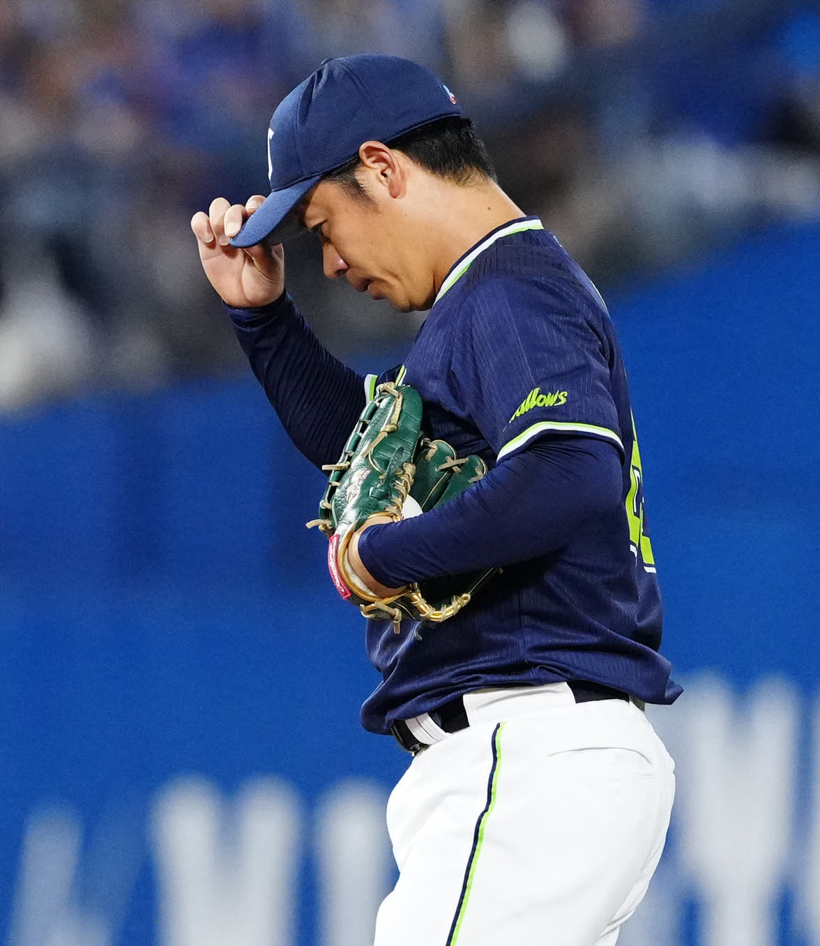 DeNA対ヤクルト　1回裏DeNA1死二塁、佐野に先制適時打を浴びた小川（撮影・江口和貴）