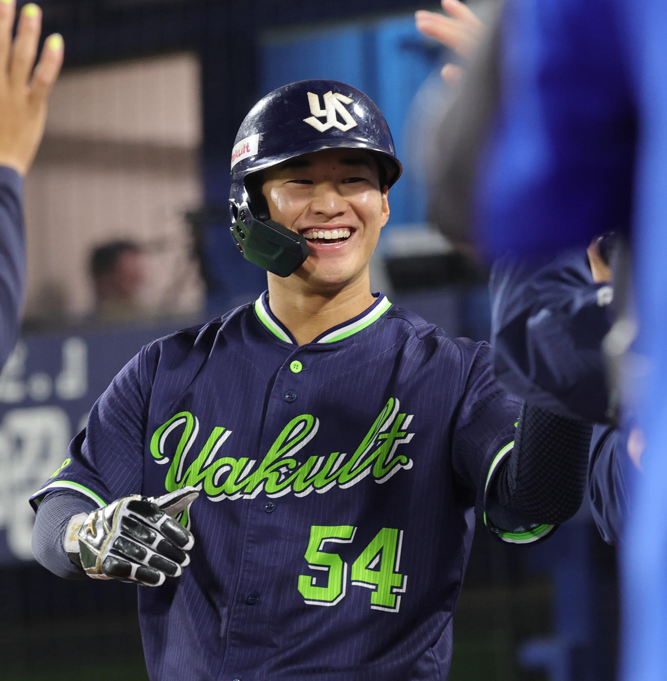 DeNA対ヤクルト　2回表ヤクルト2死三塁、岩田幸宏の左適時二塁打で生還しベンチに迎えられる田中（撮影・野上伸悟）
