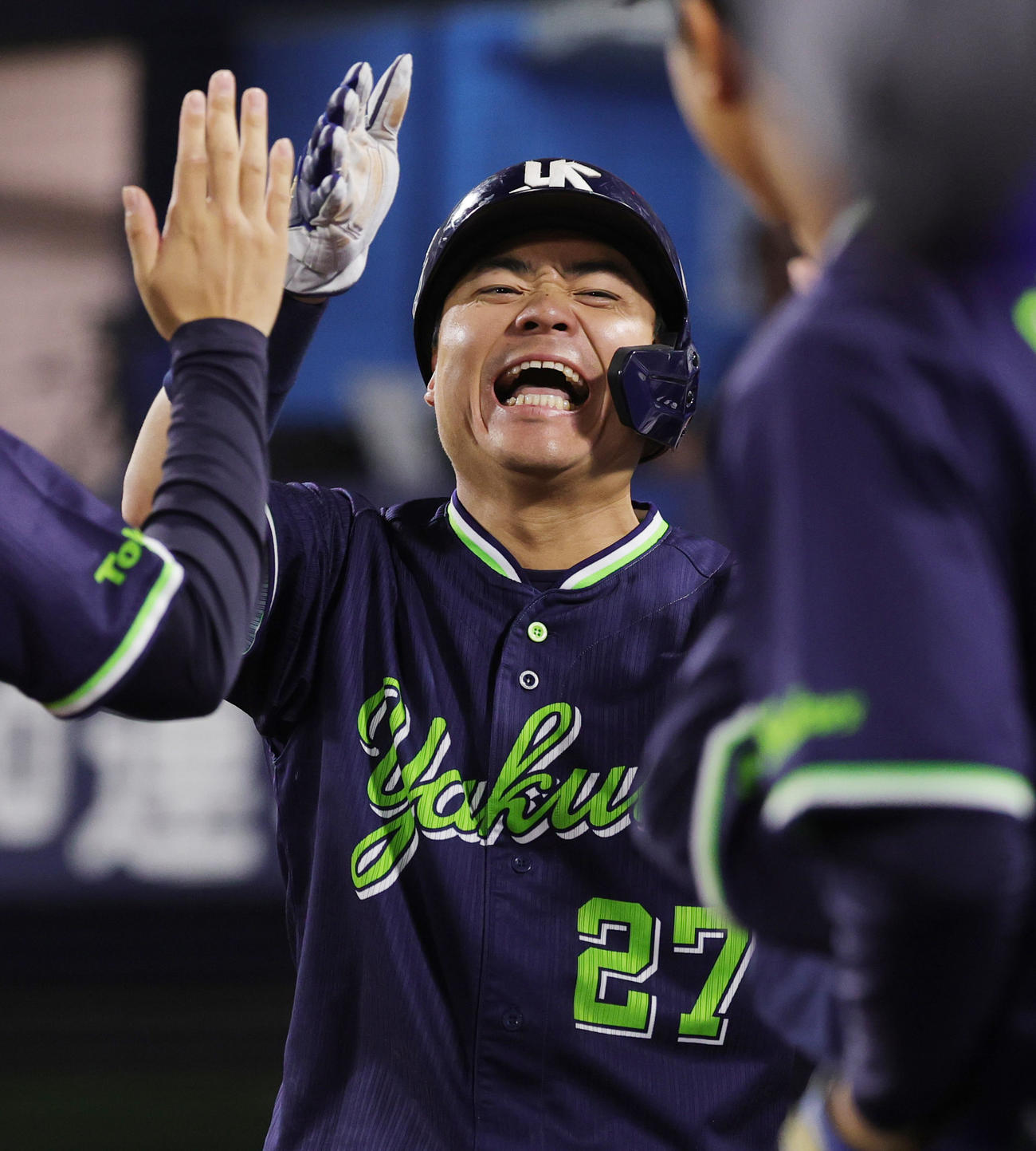 DeNA対ヤクルト　2回表ヤクルト1死二、三塁、小川の右犠飛で生還しベンチに迎えられる中村悠（撮影・野上伸悟）