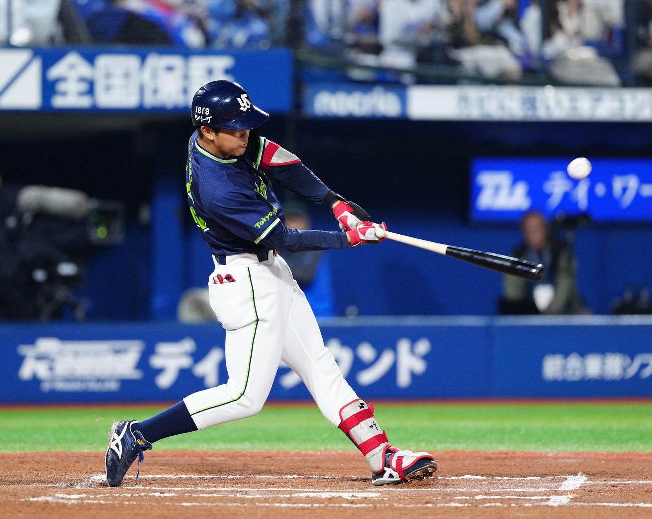 DeNA対ヤクルト　6回表ヤクルト2死二塁、適時打を放つ鈴木（撮影・江口和貴）