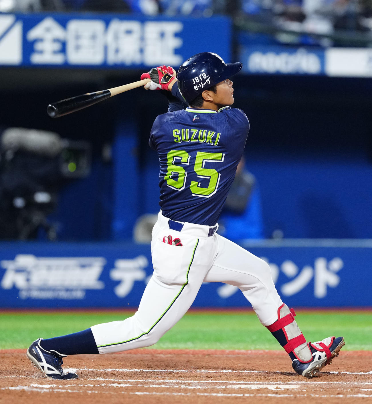 DeNA対ヤクルト　6回表ヤクルト2死二塁、適時打を放つ鈴木（撮影・江口和貴）