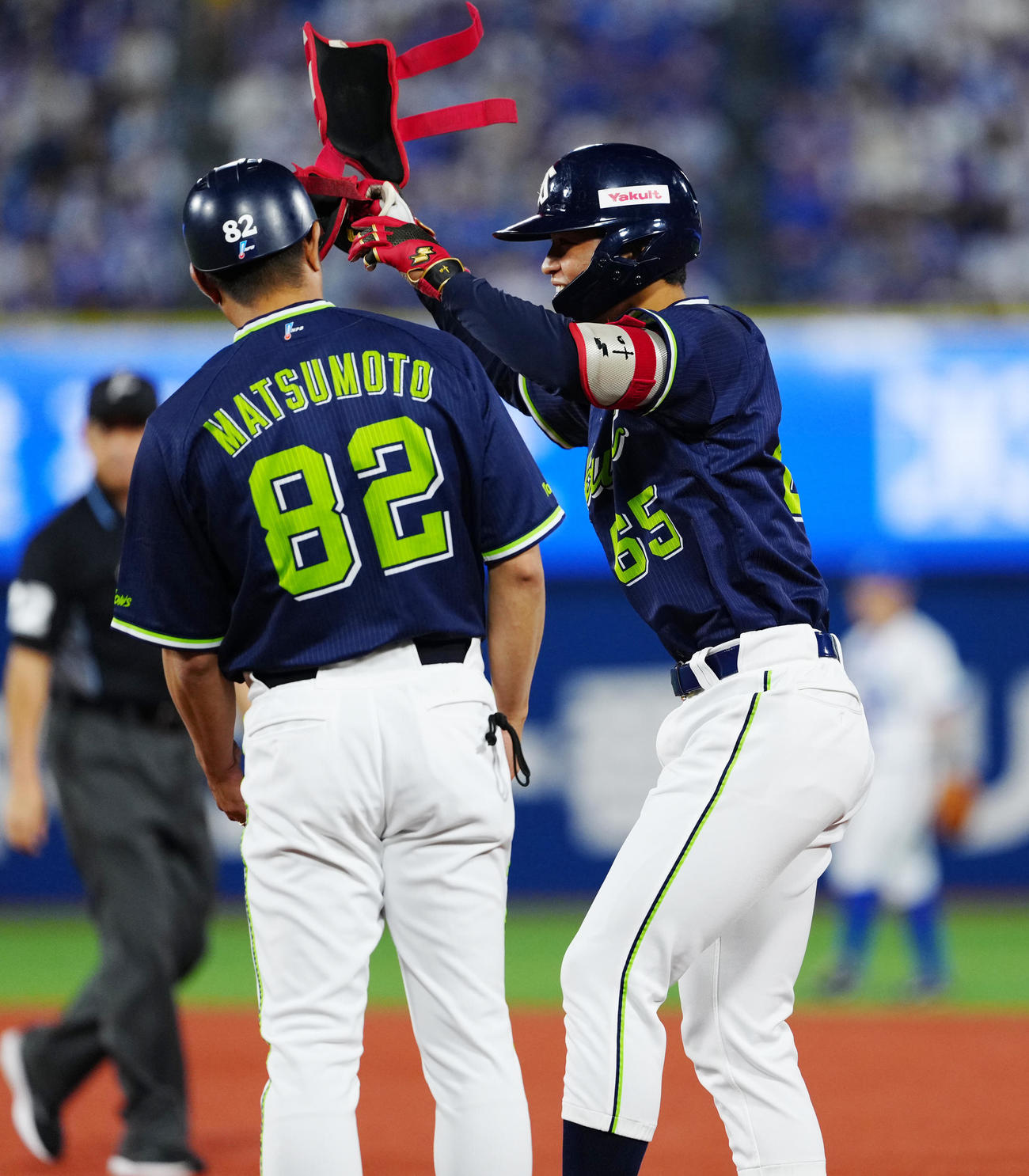 DeNA対ヤクルト　6回表ヤクルト2死二塁、適時打を放った鈴木（右）（撮影・江口和貴）